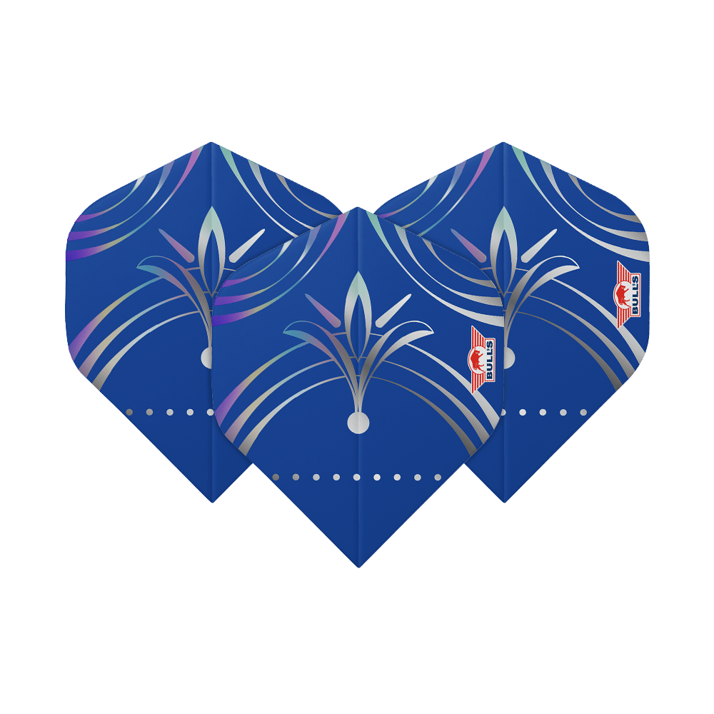 Bulls NL Series 100 Silvian No2 Standard Flights Das Bild zeigt drei blaue Dart-Flights mit einem silbernen und lilafarbenen Muster. Auf jedem Flight ist das Logo von Bulls zu sehen.