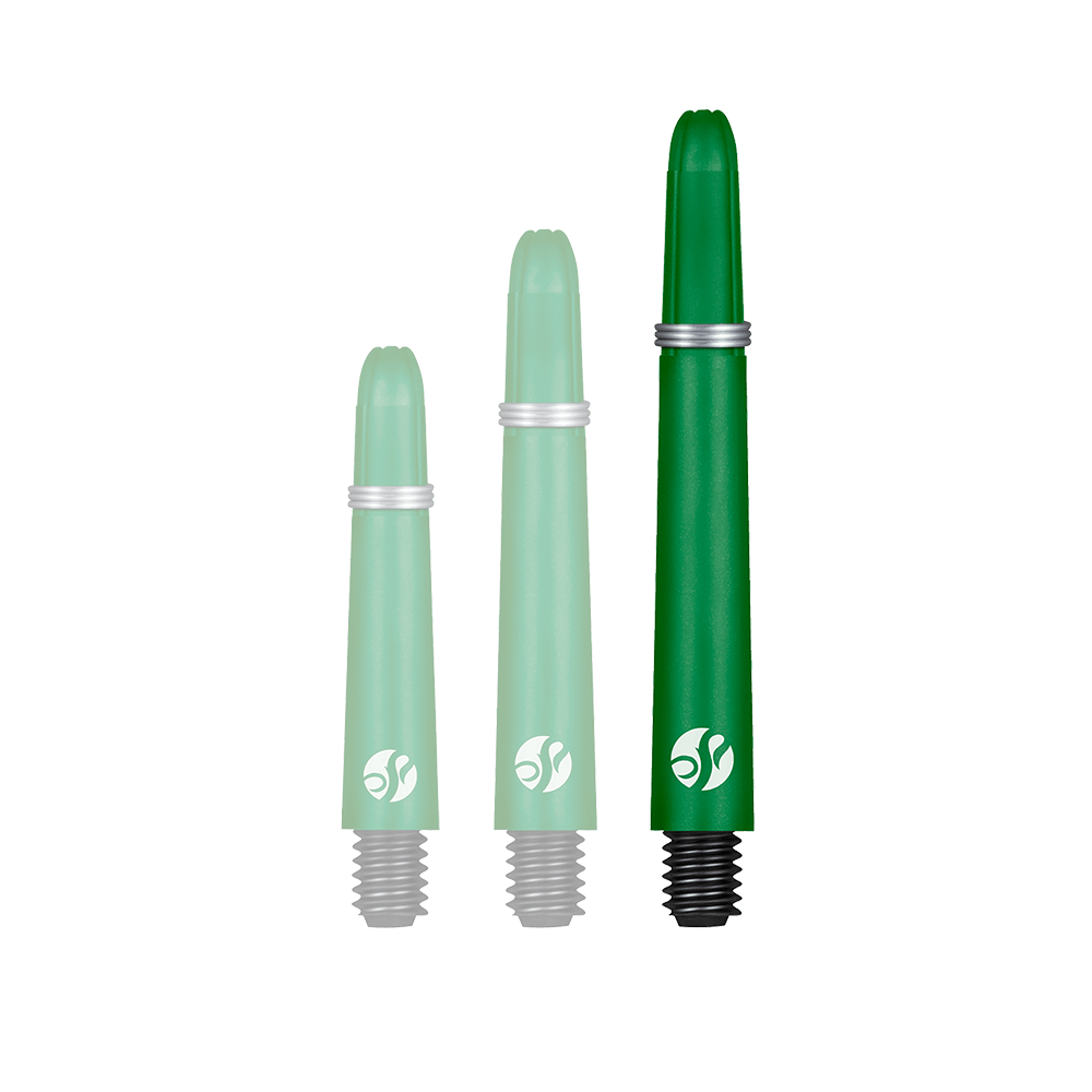 Aste Shot Koi Carbon - Verde Auf dem Bild sind drei grüne Dartschäfte in unterschiedlichen Längen zu sehen. Sie haben schwarze Gewinde und silberne Ringe.
