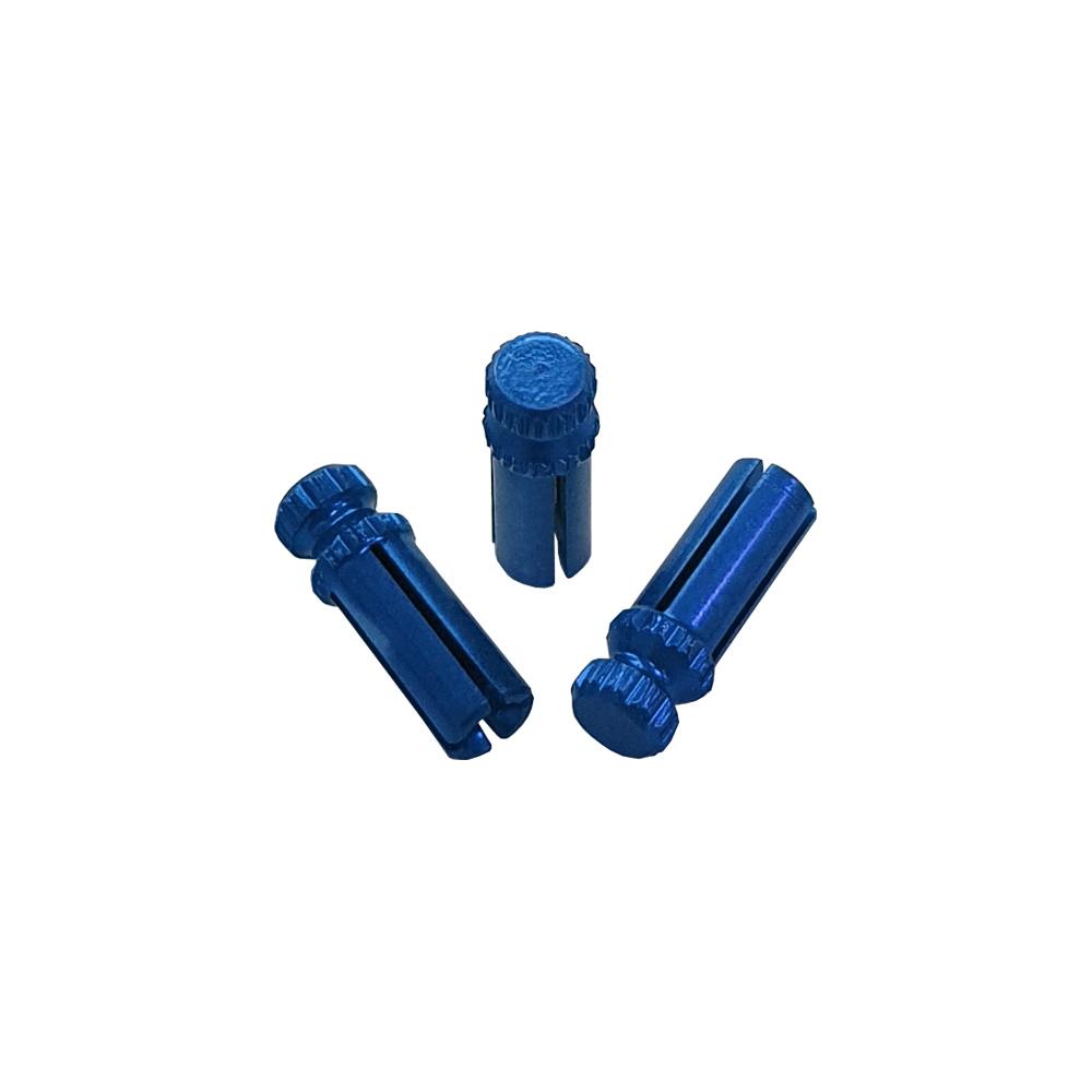 609_Alu_Flightschoner_Blau_1 Das Bild zeigt drei blaue Aluminium-Flightschoner. Sie sind in unterschiedlichen Positionen angeordnet und dienen dem Schutz von Dart-Flights.