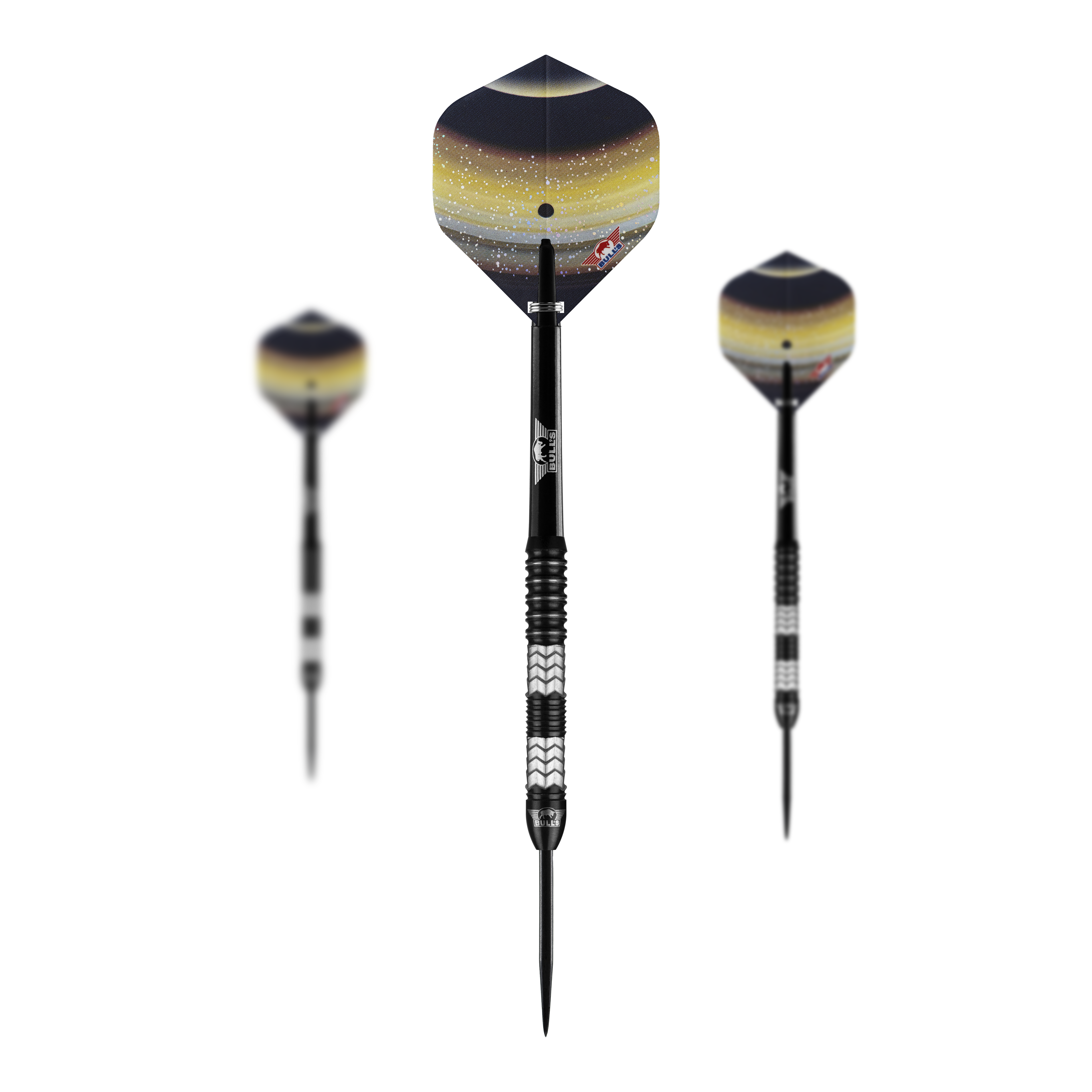Bulls NL Luna Triton freccette in acciaio Das Bild zeigt drei Steeldarts des Modells "Bulls NL Luna Triton". Die Darts haben schwarze Spitzen, einen geriffelten Griff und Flights mit einem gelb-schwarzen Weltraumdesign.