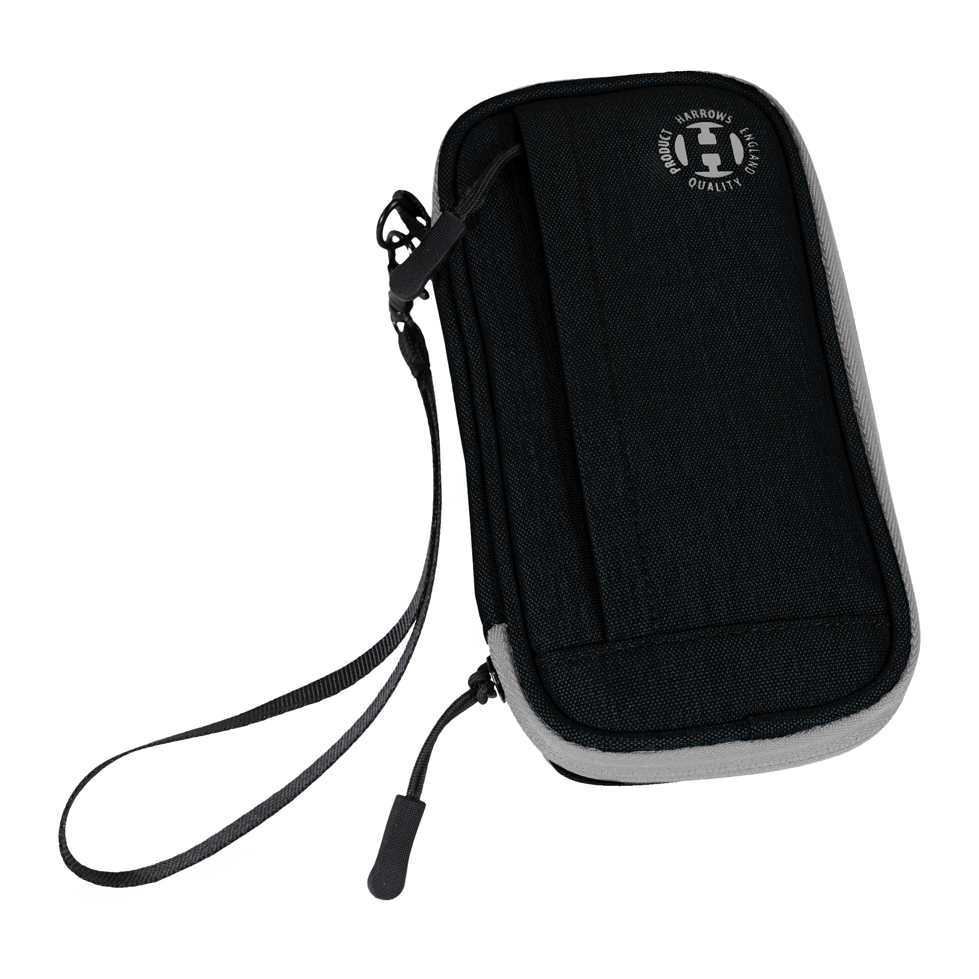 Portafoglio Smart Case Harrows Dies ist ein schwarzes Dart-Etui mit einem Reißverschluss und einer Handschlaufe. Auf der Vorderseite befindet sich ein rundes Logo mit der Aufschrift „Harrows Approved Quality Product“.