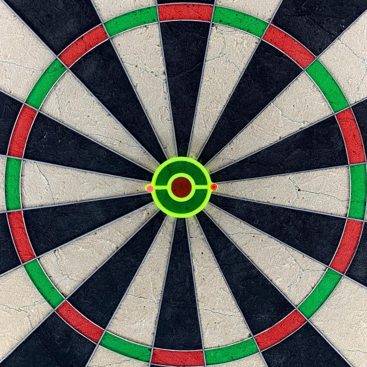 Segmenti di allenamento per freccette - Bullseye Das Bild zeigt das Produkt 'Dart Practice Segments - Bullseye'. Es handelt sich um ein Trainingssegment für Dartspieler mit Fokus auf das Bullseye.