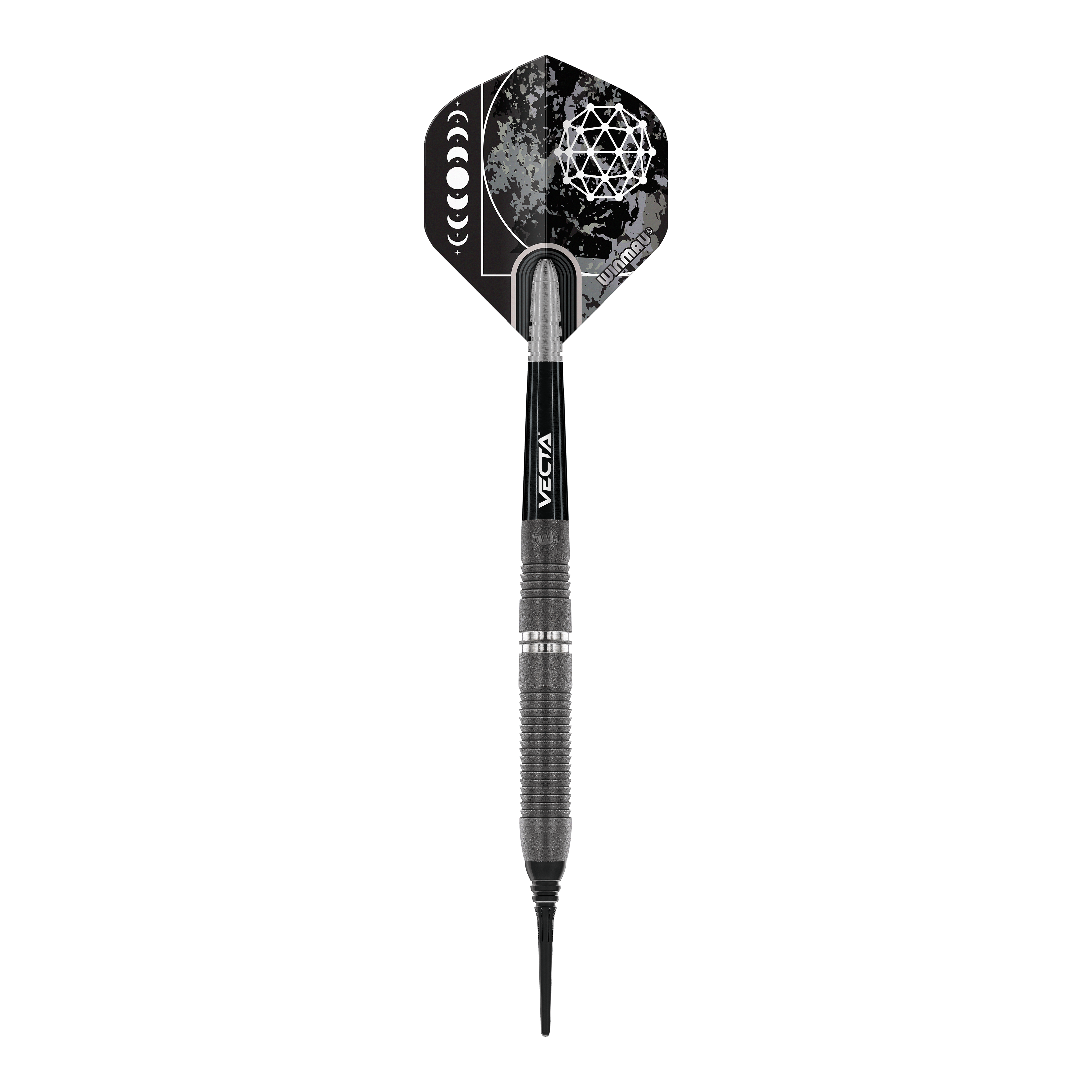Das Bild zeigt einen Winmau Callisto 03 Softdart mit einem Gewicht von 20 Gramm. Der Dart ist schwarz und silber und hat eine auffällige Flight-Grafik mit geometrischem Muster.
