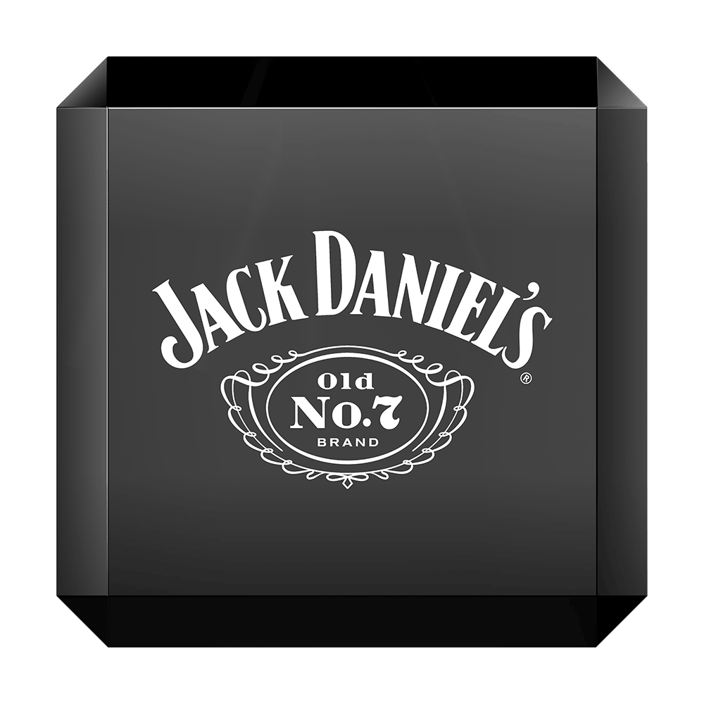 JD7019_Mission_Jack_Daniels_W-rfel_Darts_Display_2 Das Bild zeigt ein schwarzes Würfel-Display mit dem weißen Jack Daniel's Logo und der Aufschrift "Old No. 7 Brand" in der Mitte. Es handelt sich um ein Produktdisplay für Mission Jack Daniels Würfel Darts.
