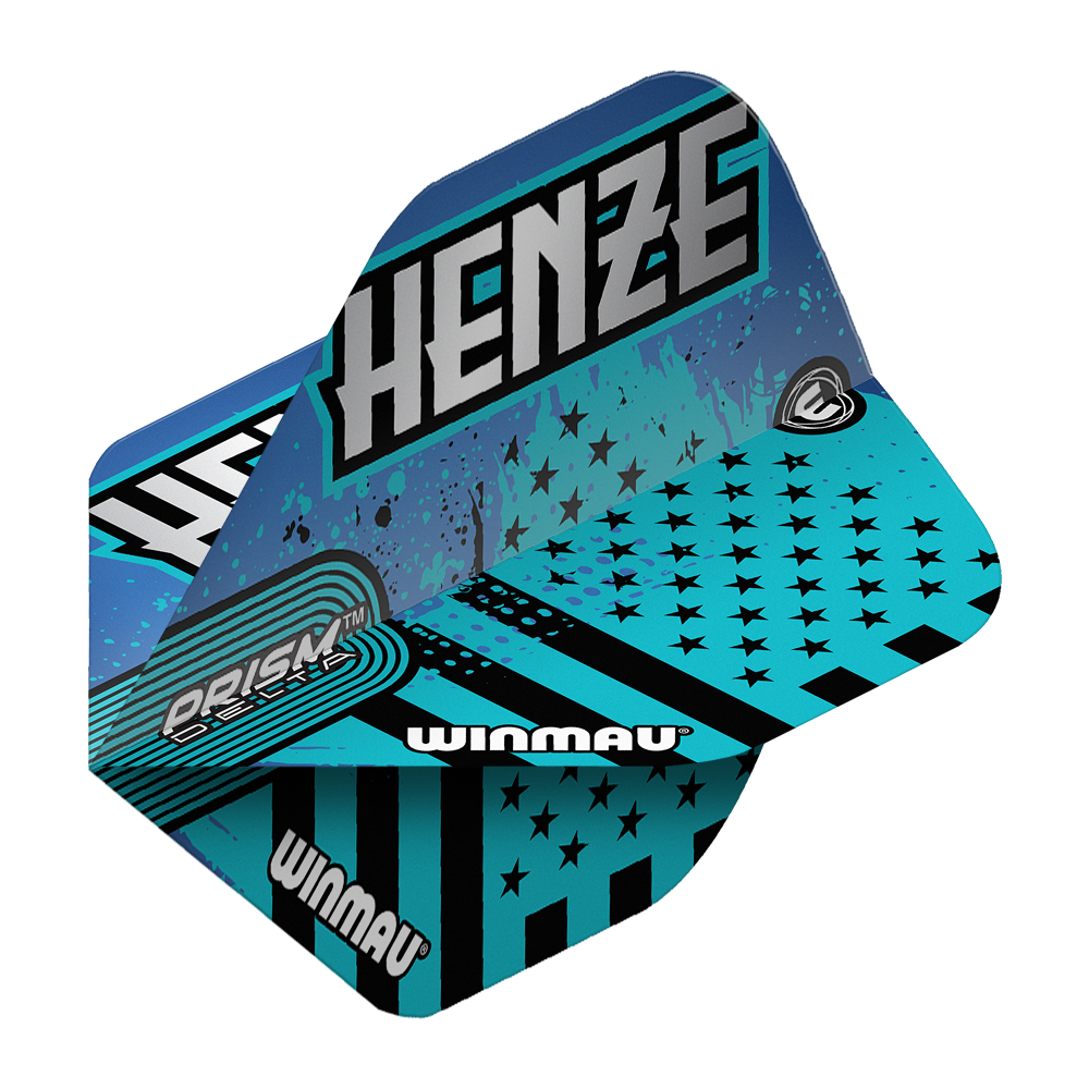 Voli standard Winmau Prism Delta Rick Henze Das Bild zeigt die Winmau Prism Delta Rick Henze Standard Flights in einem auffälligen blauen Design mit schwarzen Sternen und Streifen. Auf den Flights steht der Name "Henze" und das Winmau-Logo ist deutlich sichtbar.