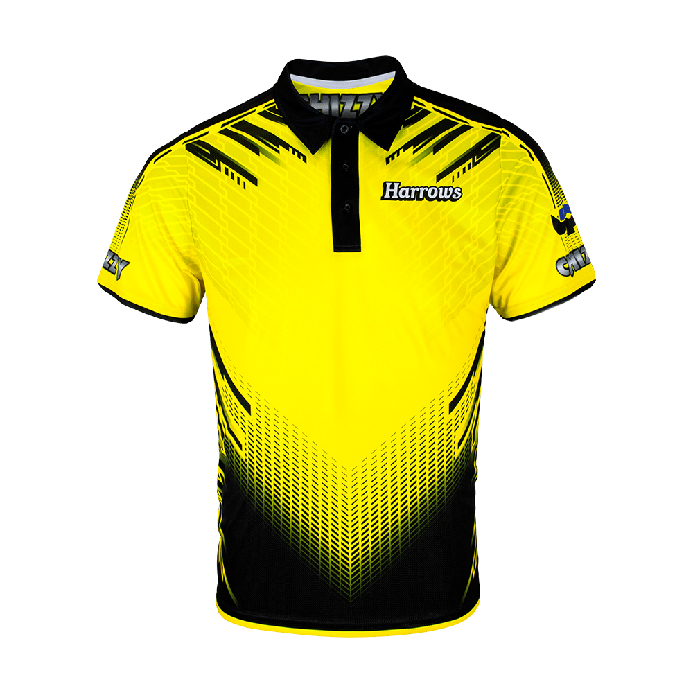 Harrows_Dave_Chisnall_Chizzy_Dartshirt_1 Das Bild zeigt ein gelbes Dartshirt mit schwarzen und weißen grafischen Mustern. Auf der Brust steht das Logo "Harrows" und auf den Ärmeln befindet sich der Schriftzug "CHIZZY".