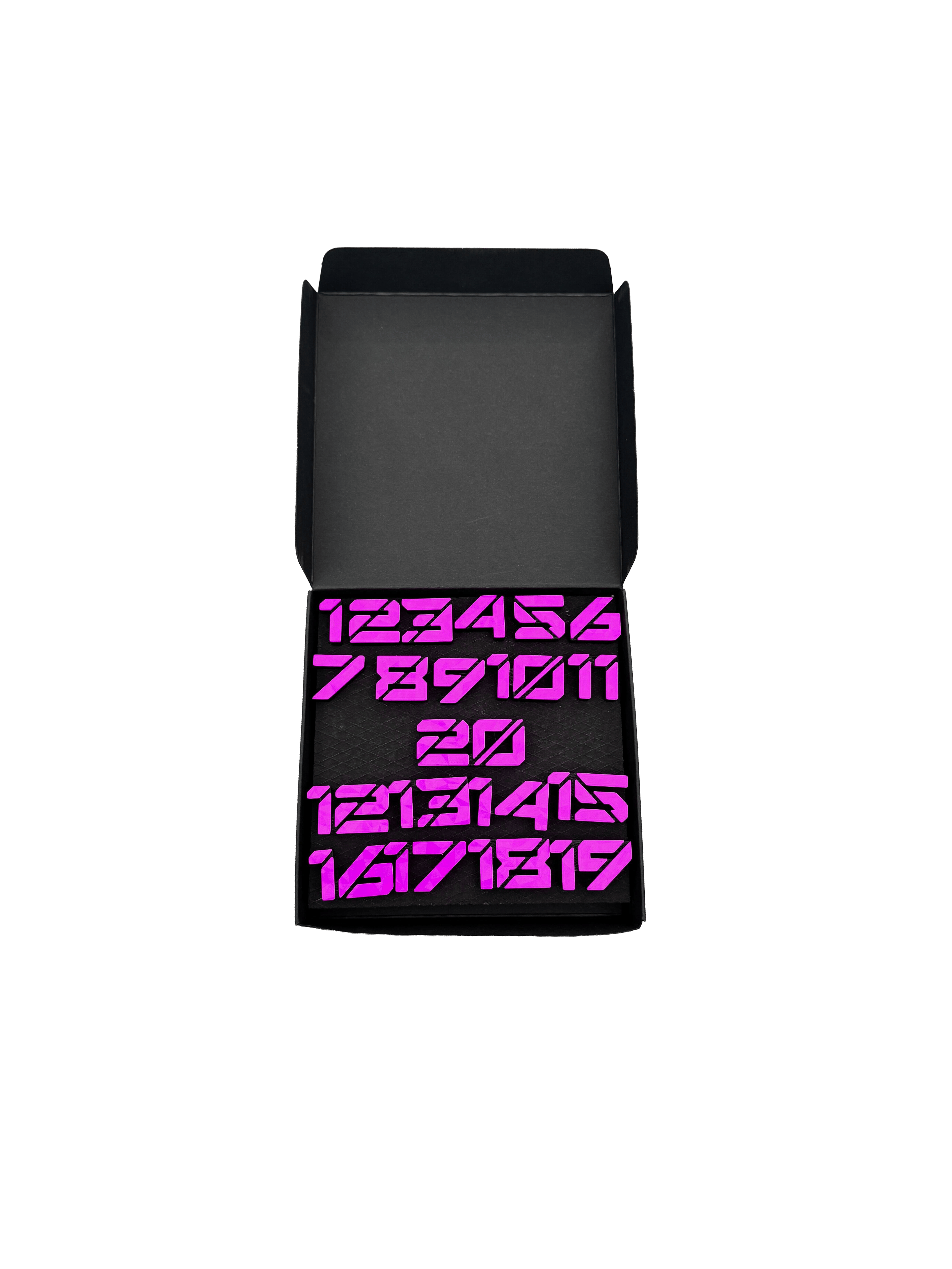 Anelli numerici per freccette McDart / Anello numerico Cyber Das Bild zeigt die Cyber Lila Box. Die Box ist in einem modernen Stil gehalten.