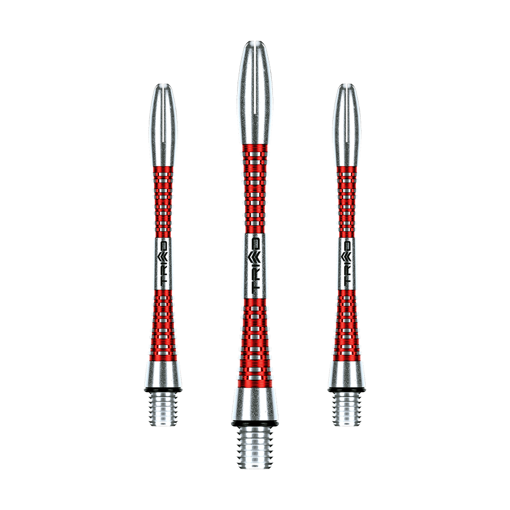 7013-202_Winmau_Triad_Aluminium_Shafts_Rot_46mm_1 Auf dem Bild sind drei rot-silberne Aluminium-Dartschäfte zu sehen. Sie stehen nebeneinander auf grünem Hintergrund.