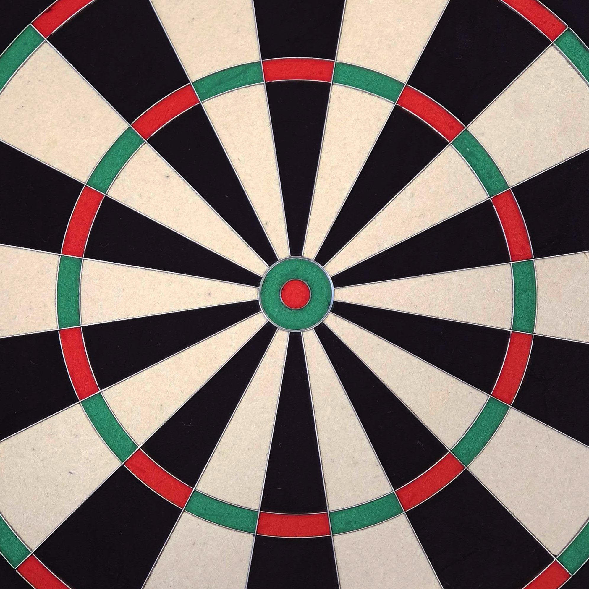 Target per freccette in acciaio Target TOR Noch ein Target TOR Steeldartboard wird gezeigt. Die Segmente und Markierungen sind klar definiert.