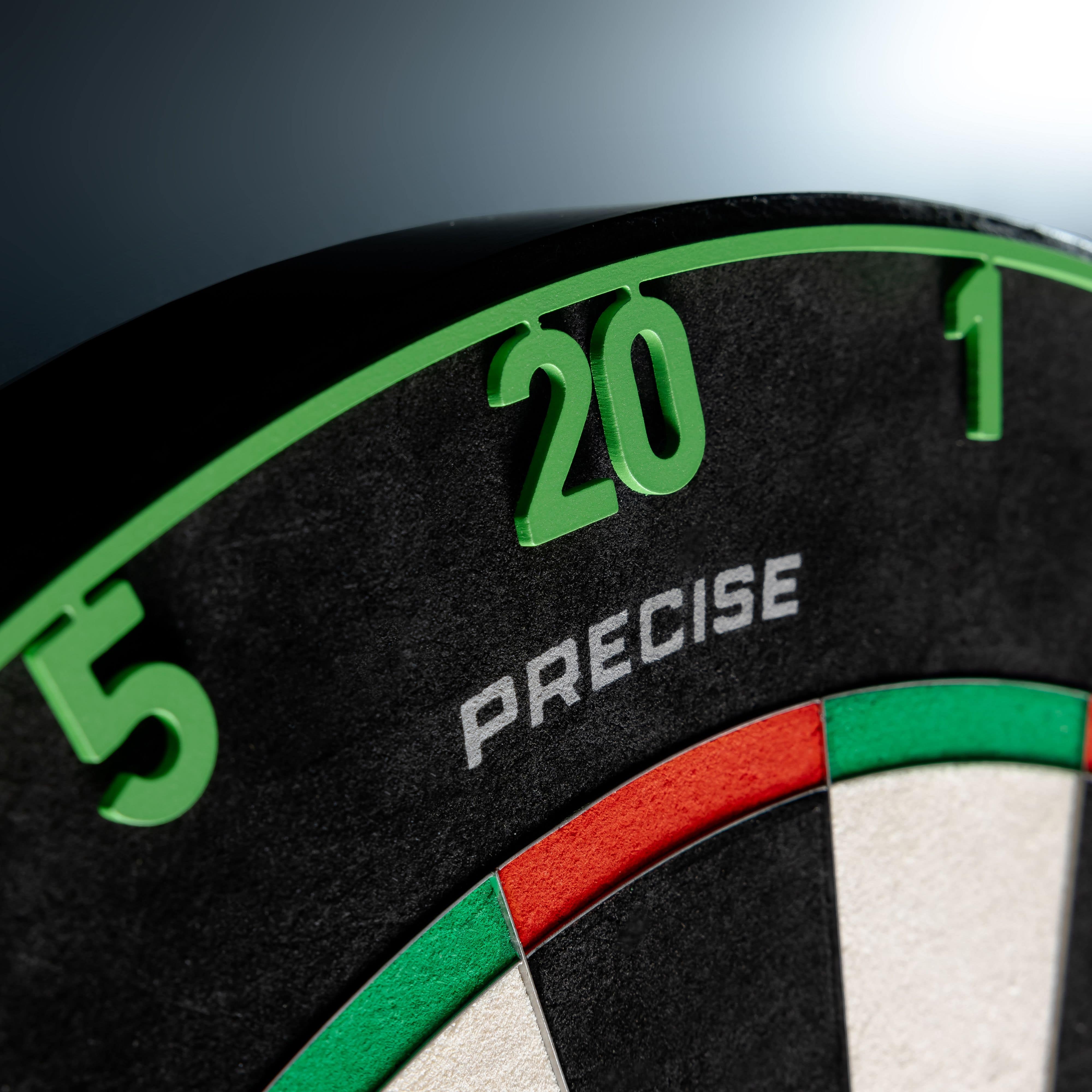 Anello con numero laser tagliato Precise 180 OnePiece Zu sehen ist ein Zahlenring in einem satten Smaragdgrün. Das Produkt trägt den Namen ONE1050_Precise180_OnePiece_Lasercut_Zahlenring_EmeraldGreen_3.