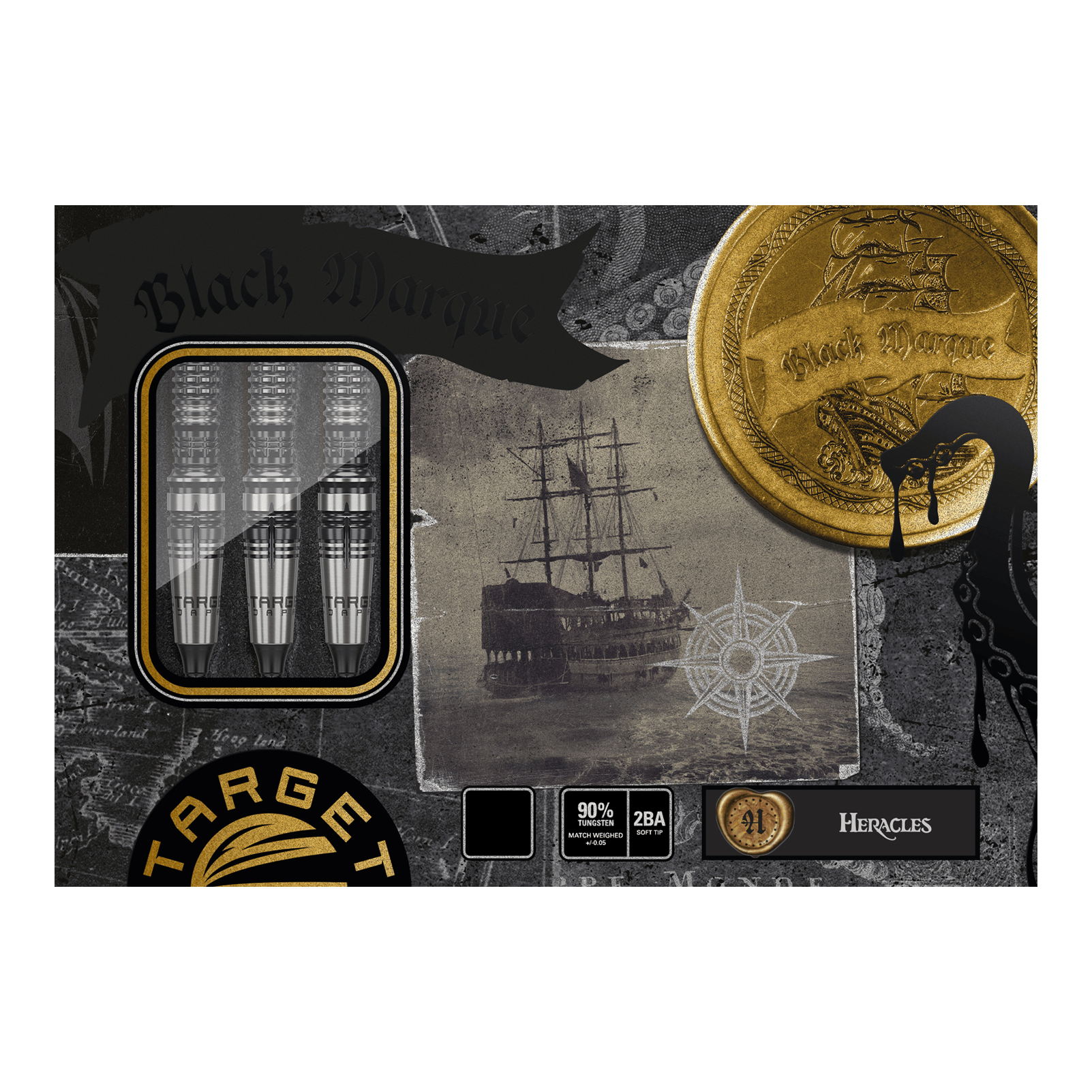 Target Japan Black Marque Heracles Soft Darts - 18 g Das Bild zeigt die Verpackung der Target Japan Black Marque Heracles Softdarts - 18g. Auf der Verpackung sind drei Darts, ein altes Schiff, eine goldene Münze und maritime Motive abgebildet.