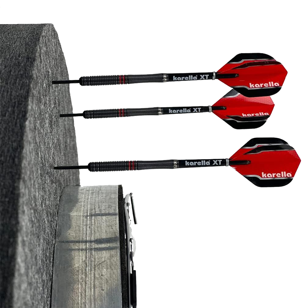 Insonorizzazione Karella per bersagli in acciaio con anello surround integrato Das Bild zeigt einen Schallschutzring von Karella für Steeldartboards mit integriertem Auffangring. Drei Pfeile stecken in dem Dartboard mit dem Surround-Ring.