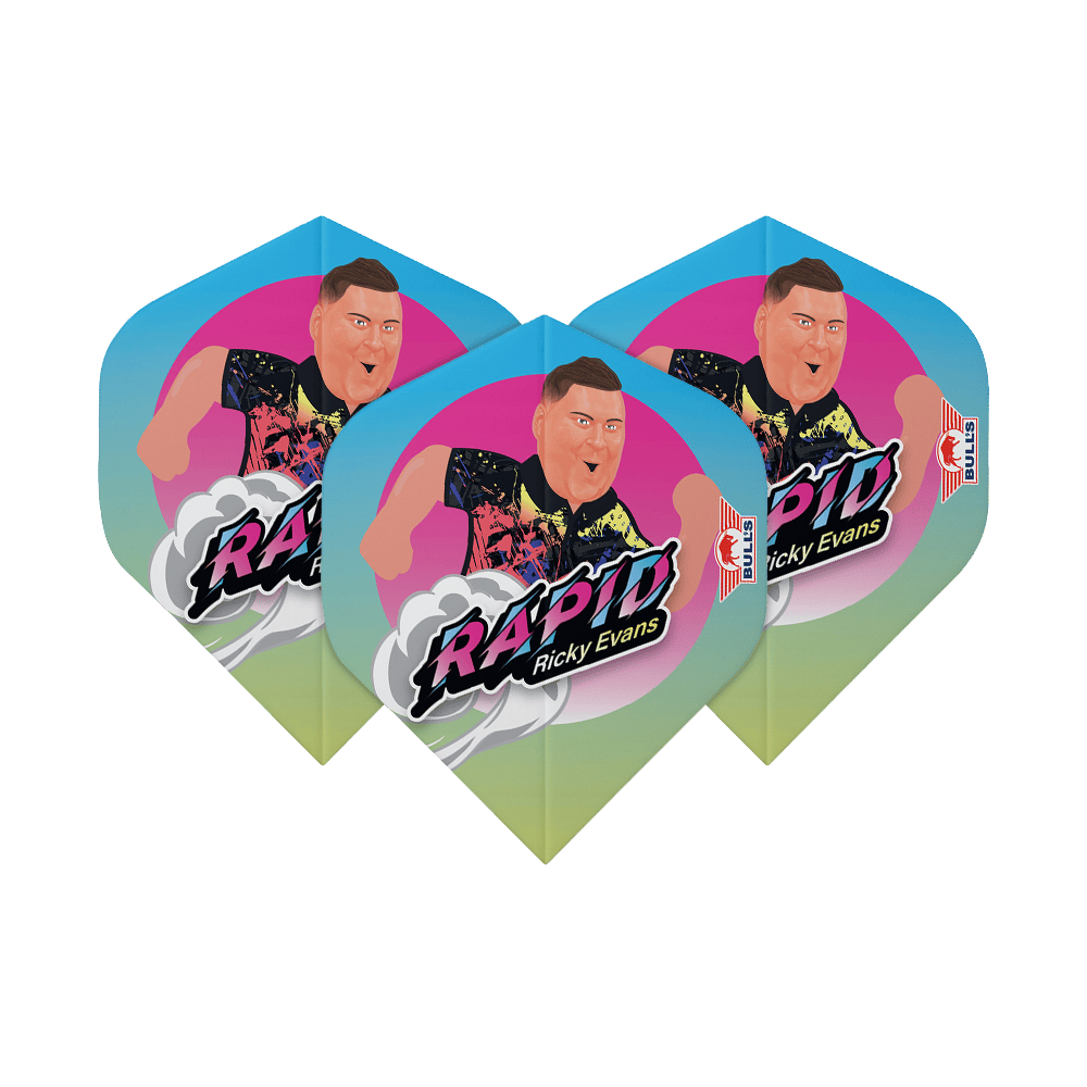 Bulls NL Player 100 Ricky Evans Cartoon No2 Voli standard Das Bild zeigt drei Dart-Flights mit einem bunten Cartoon-Bild von Ricky Evans und dem Schriftzug "Rapid Ricky Evans". Die Flights haben einen blauen, pinken und gelben Farbverlauf und das Bulls-Logo an der Seite.
