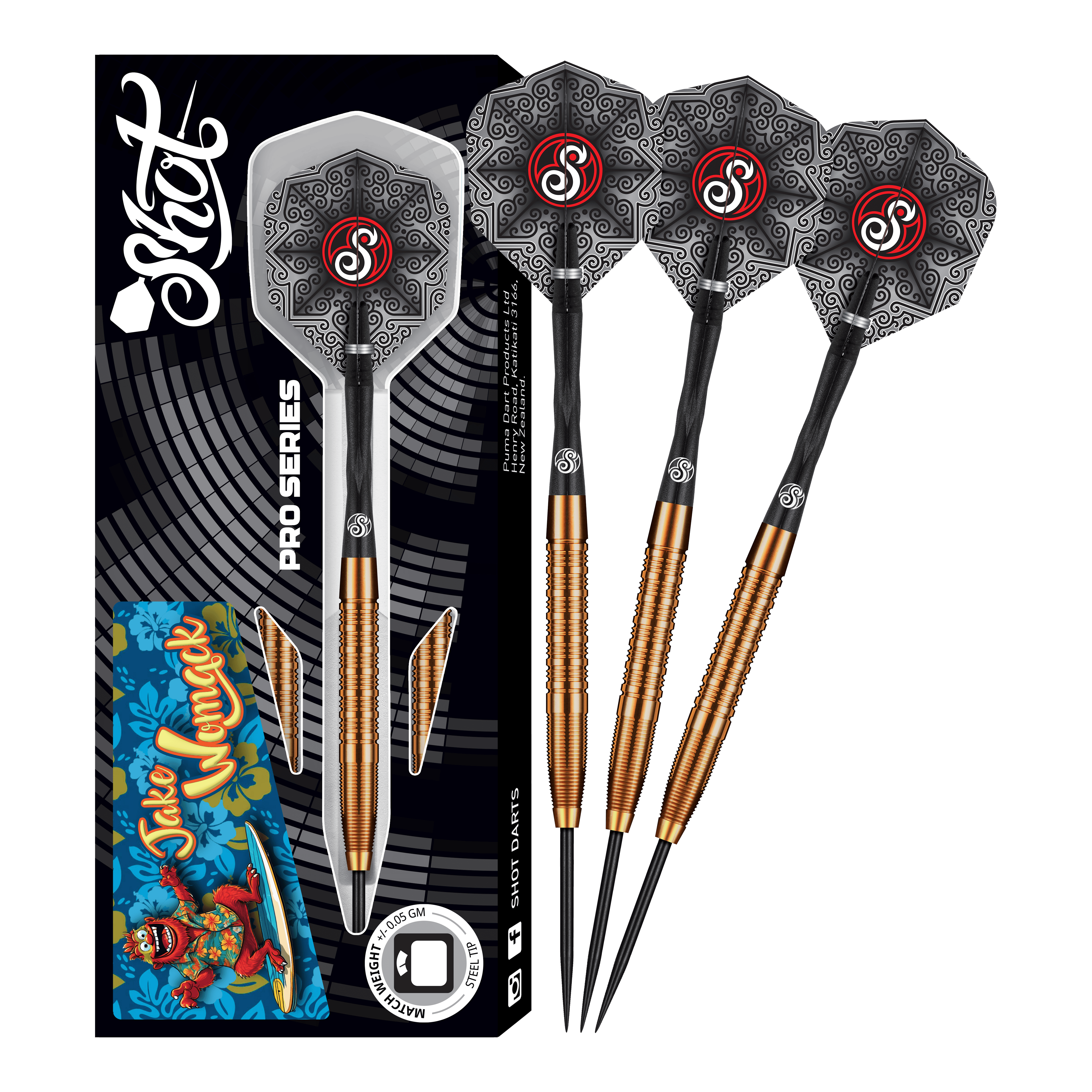 Freccette in acciaio Shot Pro Series Jake Womack - 23 g Das Bild zeigt das Produkt "Shot Pro Series Jake Womack Steeldarts - 23g". Drei Steeldarts mit schwarz-goldenem Griff und verzierten Flights sind neben der Verpackung zu sehen.
