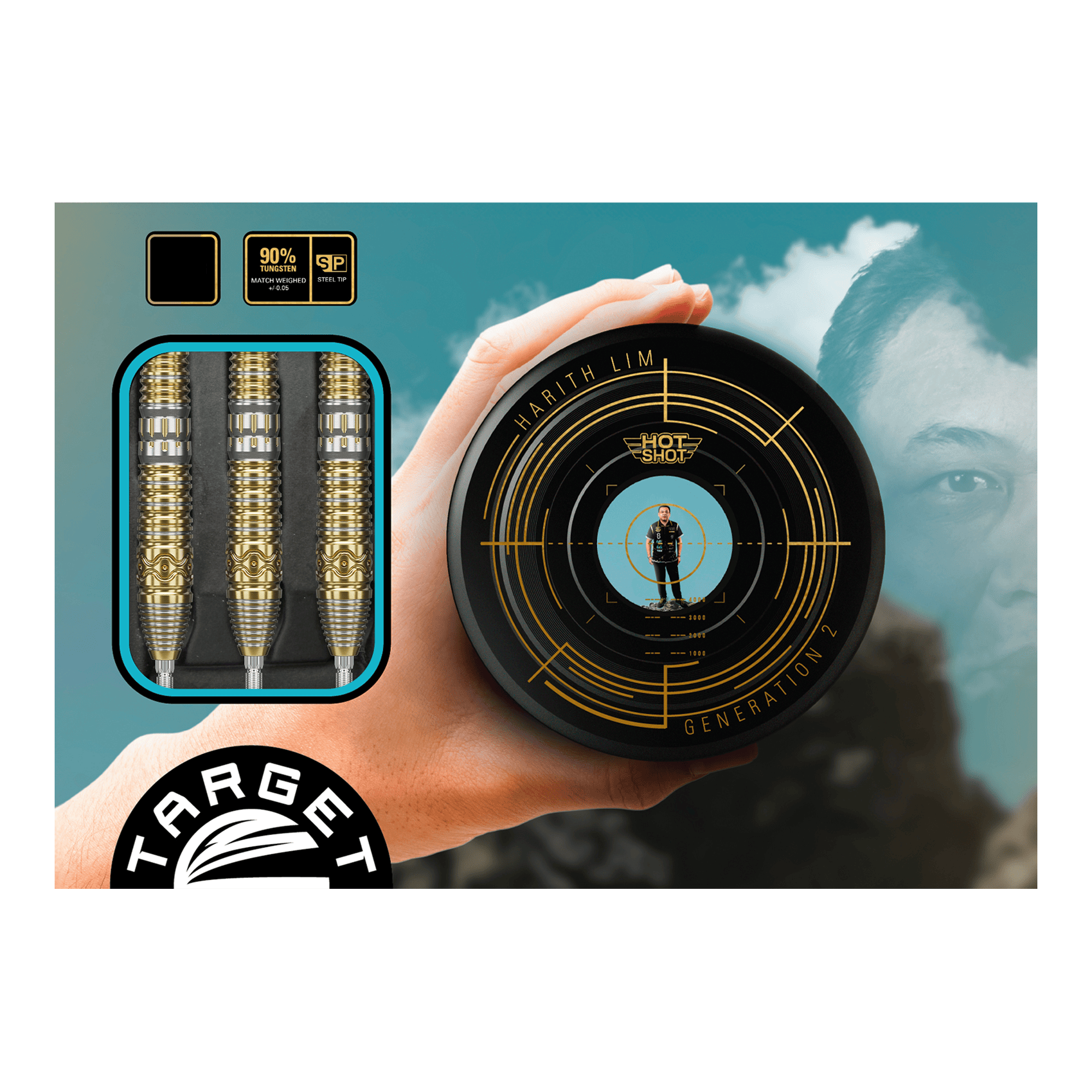 Freccette in acciaio Target Japan Hot Shot GEN2 - 23 g Das Bild zeigt das Produkt "Target Japan Hot Shot GEN2 Steeldarts - 23g" in einer ansprechenden Verpackung. Links sind die drei gold-silbernen Steeldarts zu sehen, rechts die runde Verpackungsbox mit Design und Zielscheibenmotiv.