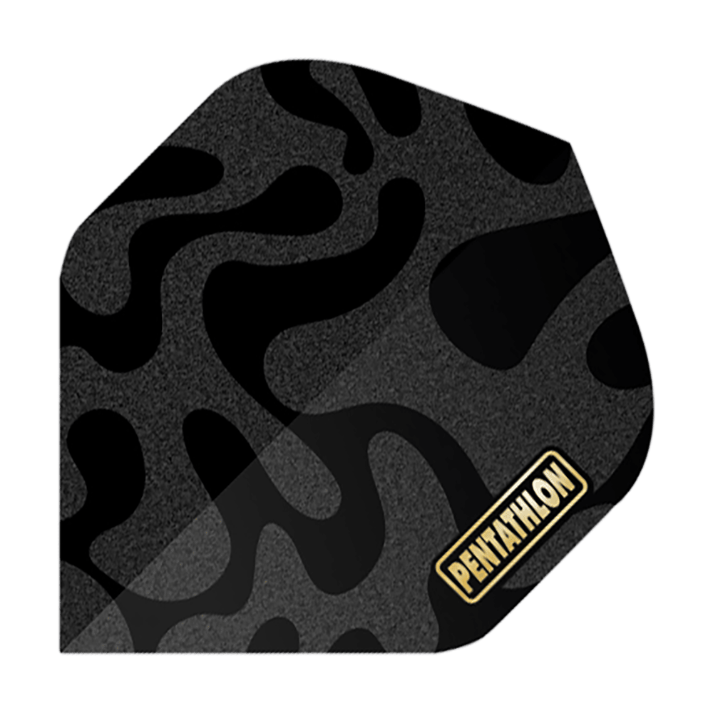 Voli Pentathlon RT Camo Das Bild zeigt einen Dart Flight mit einem schwarzen Camouflage-Muster. In der Ecke befindet sich das gelbe Logo „Pentathlon“.
