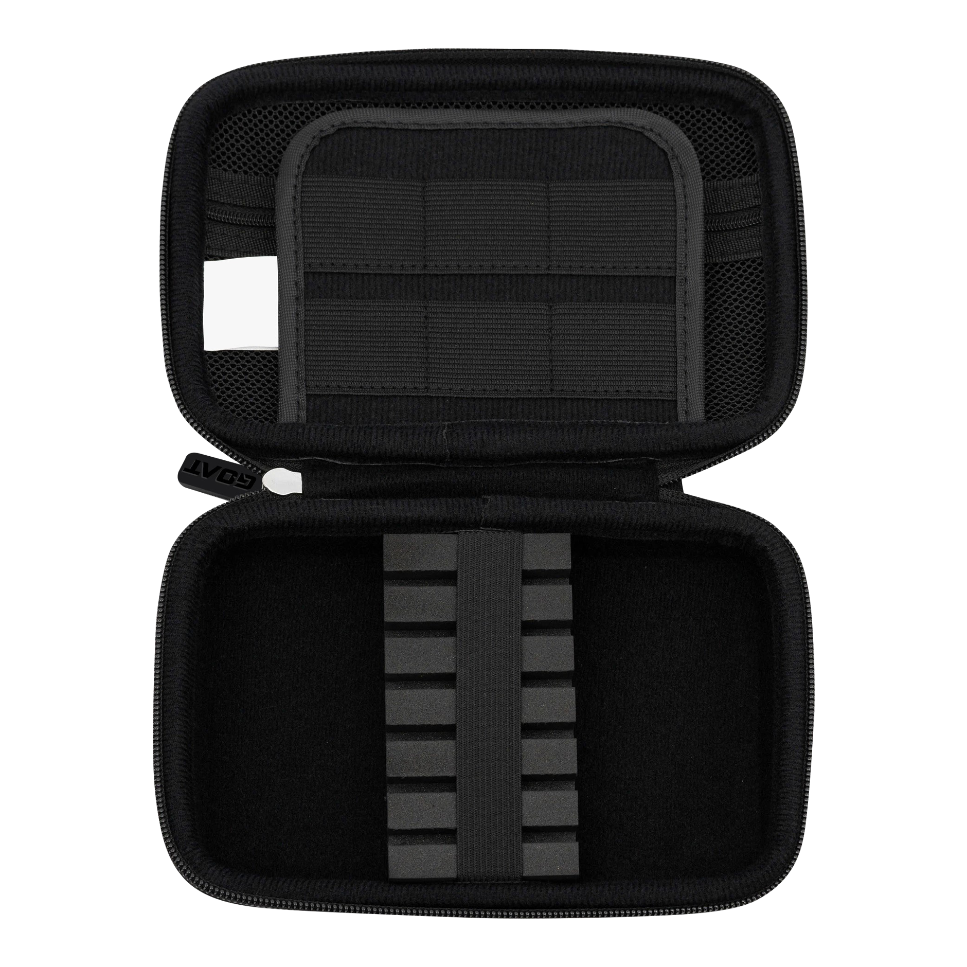 Portafoglio GOAT Locker XL Das Bild zeigt das offene Etui des Produkts "GOAT Locker XL Dartwallet". Im Inneren befinden sich elastische Halterungen und Fächer zur sicheren Aufbewahrung von Dartzubehör.