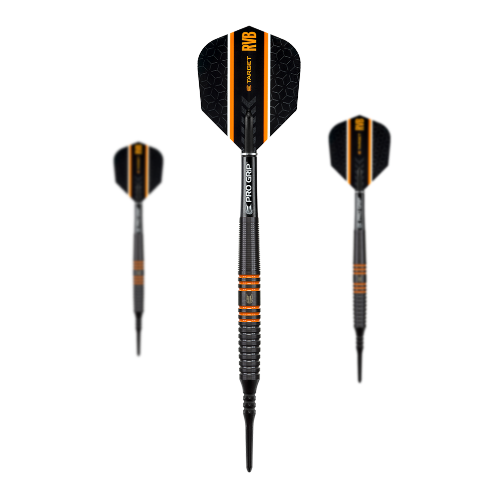 Target RVB 80% Black Tungsten Softdarts Das Bild zeigt drei schwarze Softdarts der Marke Target RVB 80% Black Tungsten. Die Darts haben orangene Akzente und die Flights sind mit dem Schriftzug "RVB" versehen.