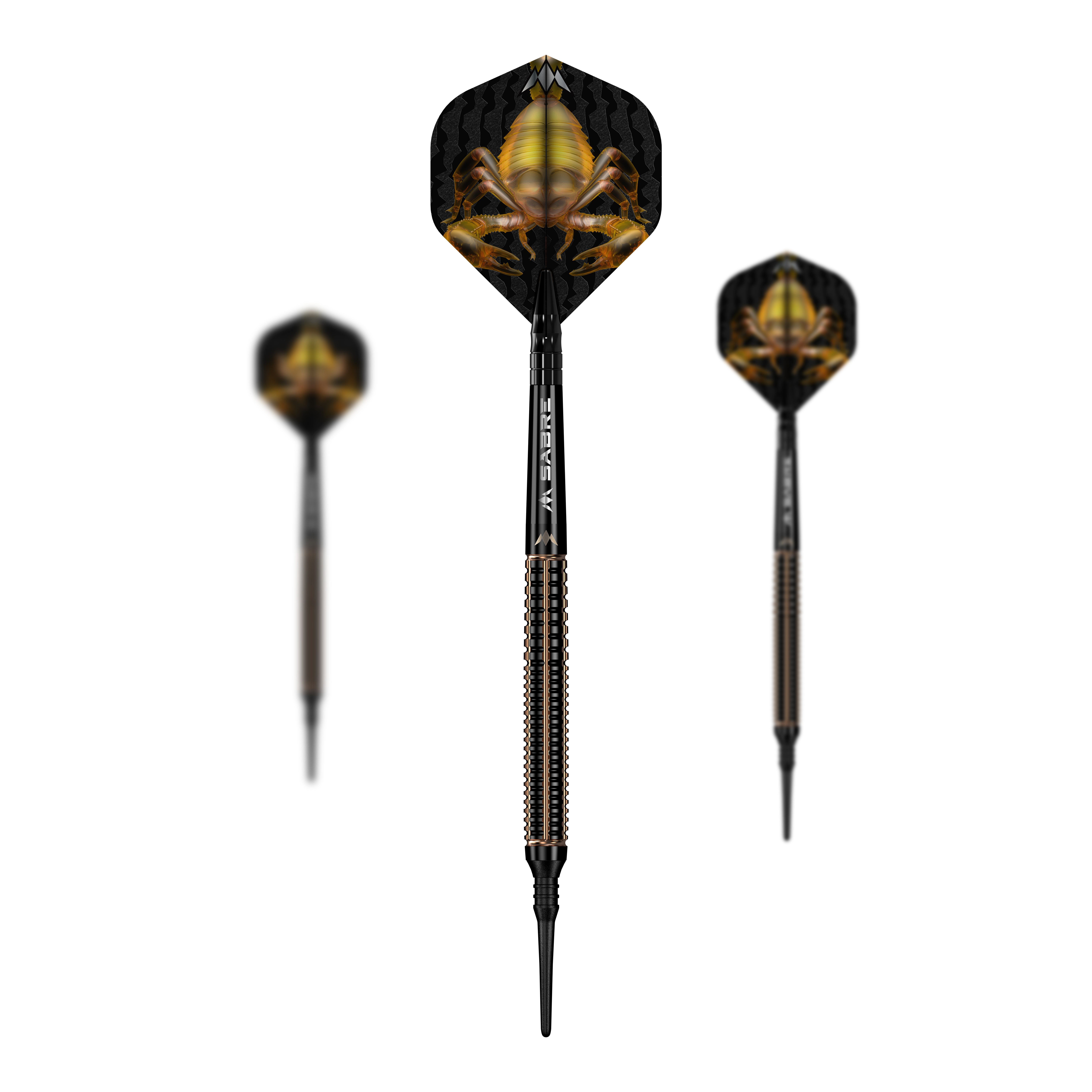 Freccette morbide Mission Scorpion - 19 g Das Bild zeigt drei Softdarts des Produkts "Mission Scorpion Softdarts - 19g". Die Flights der Darts sind schwarz mit einem auffälligen gelben Skorpion-Motiv gestaltet.