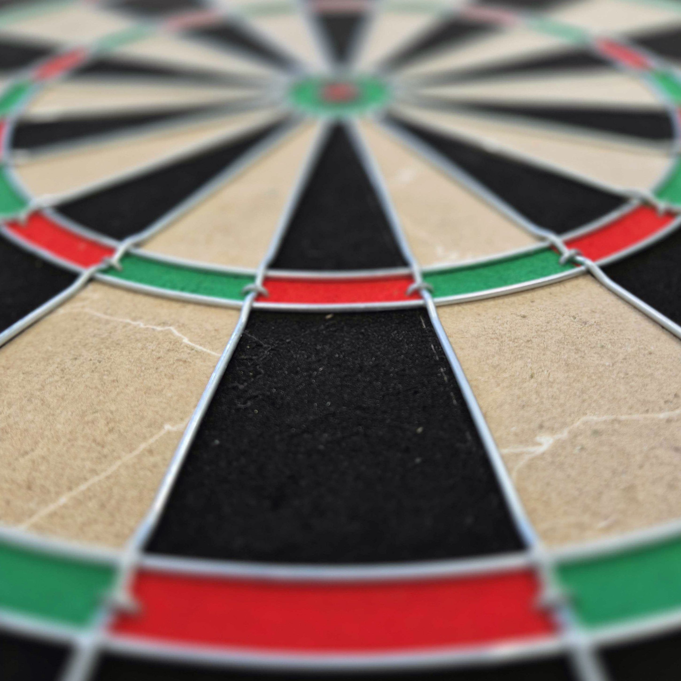 Set di bersagli per freccette in acciaio Target Gabriel Clemens Das Bild zeigt ein Steeldartboard mit farbigen Segmenten in Rot, Grün, Schwarz und Beige. Es handelt sich um das Produkt "Target Gabriel Clemens Steeldartboard Set".