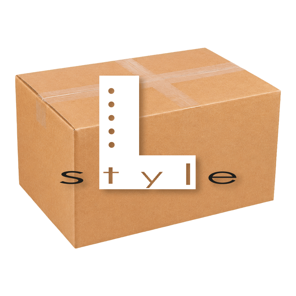 Die Abbildung zeigt die McDart Mystery-Box - L-Style. Diese Box enthält verschiedene Überraschungsprodukte im Bereich L-Style für Dartspieler.