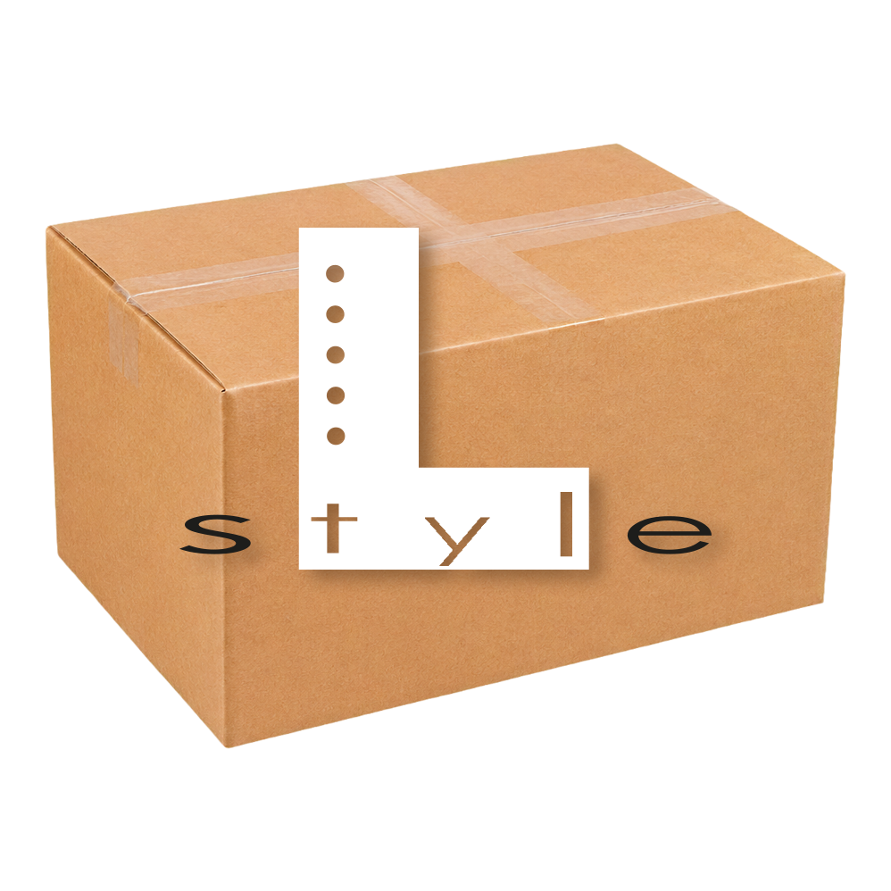 Scatola misteriosa McDart - Stile L Die Abbildung zeigt die McDart Mystery-Box - L-Style. Diese Box enthält verschiedene Überraschungsprodukte im Bereich L-Style für Dartspieler.