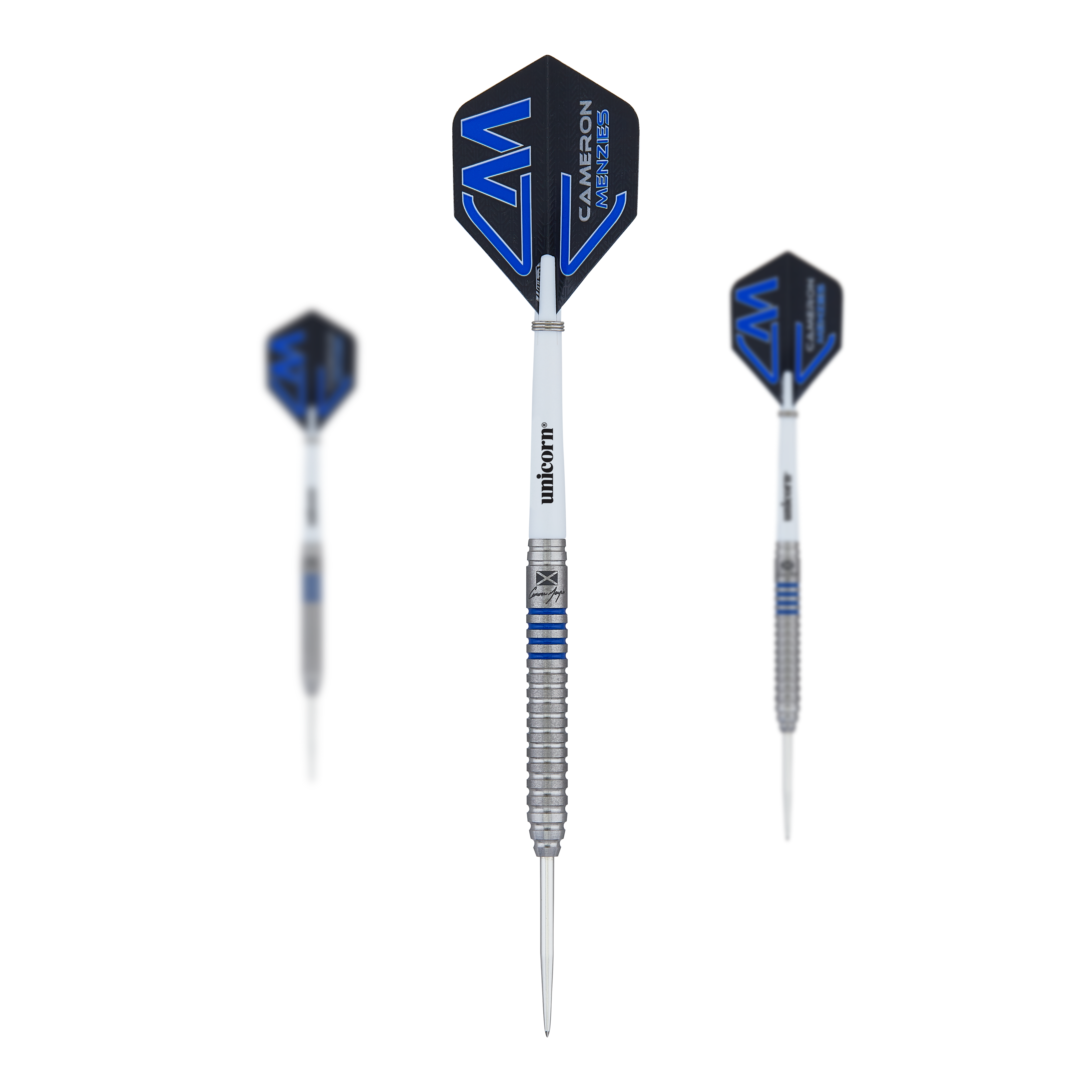 Freccette in acciaio Unicorn Contender Cameron Menzies - 23 g Das Bild zeigt drei Steeldarts des Modells "Unicorn Contender Cameron Menzies - 23g". Die Darts haben silberne Spitzen, weiße Shafts und blaue Flights mit dem Namen "Cameron Menzies".