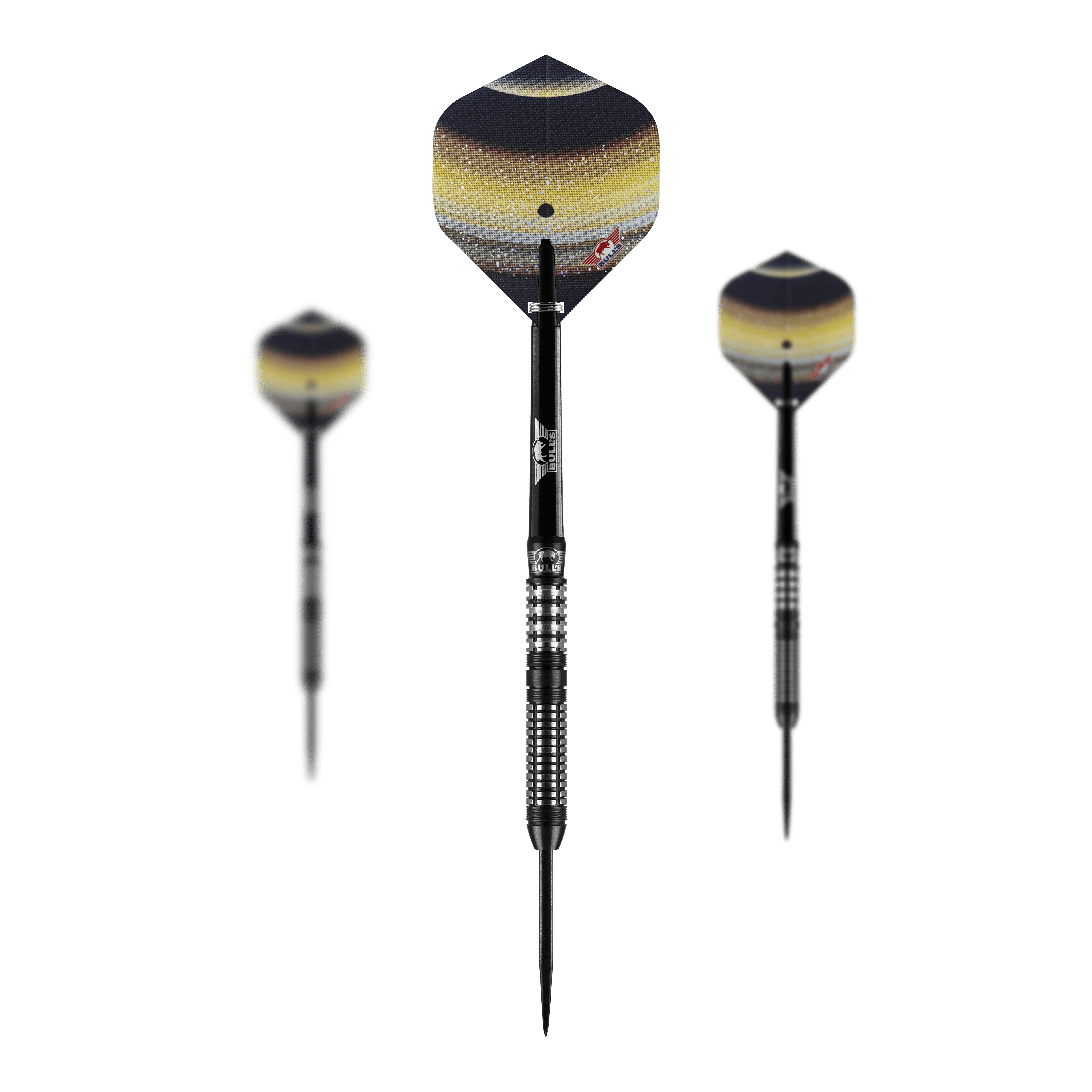 Bulls NL Luna Neoma freccette in acciaio Das Bild zeigt drei Steeldarts des Modells "Bulls NL Luna Neoma". Die Flights der Darts haben ein dunkles, galaktisches Design mit gelben und weißen Akzenten.