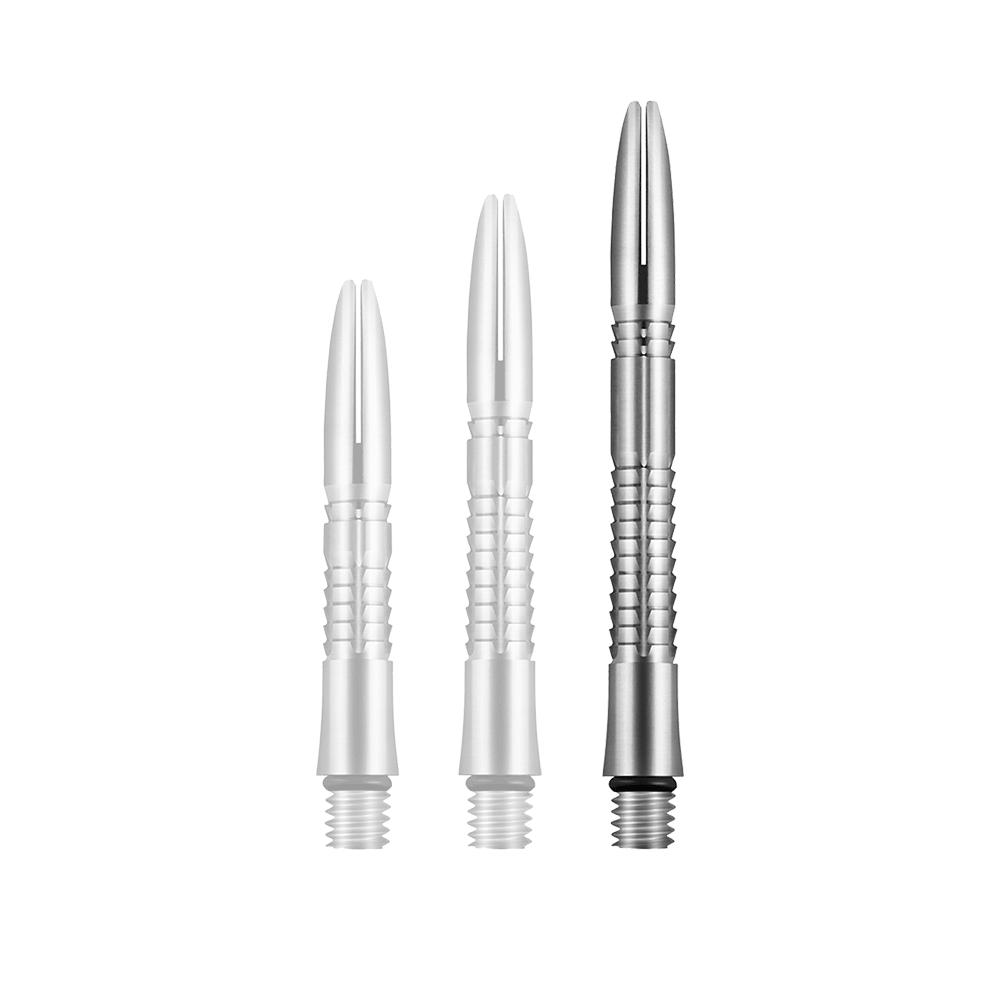 Aste Shot Mako Titanium Auf dem Bild sind drei silberne, metallische Dartschäfte in unterschiedlichen Längen zu sehen. Sie haben ein geriffeltes Design und sind aus Titan gefertigt.