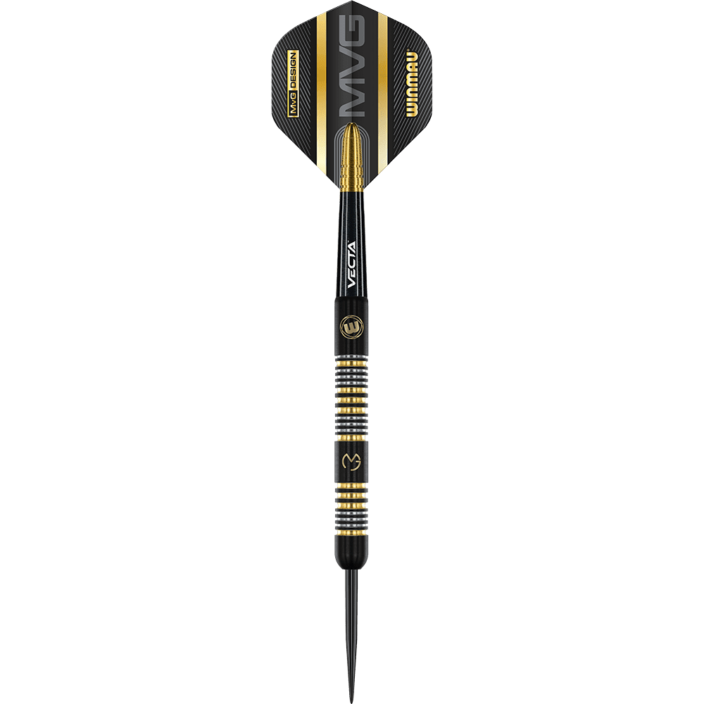 1481_Winmau_Michael_Van_Gerwen_Trilogy_Steeldarts_1BoNJxaXpAKJJ8 Dies ist ein schwarzer Steeldartpfeil mit goldenen und silbernen Akzenten. Auf dem Flight stehen die Buchstaben "MVG" und "Winmau".