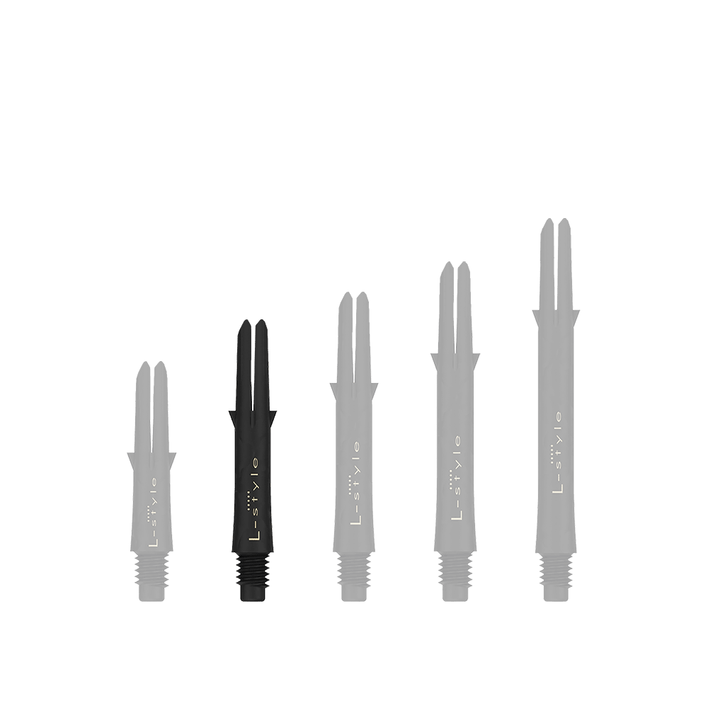 Alberi in carbonio stile L Auf dem Bild sind fünf schwarze L-Style Carbon Shafts für Darts in verschiedenen Längen zu sehen. Sie stehen nebeneinander, ohne Kappen, auf einem hellen Hintergrund.