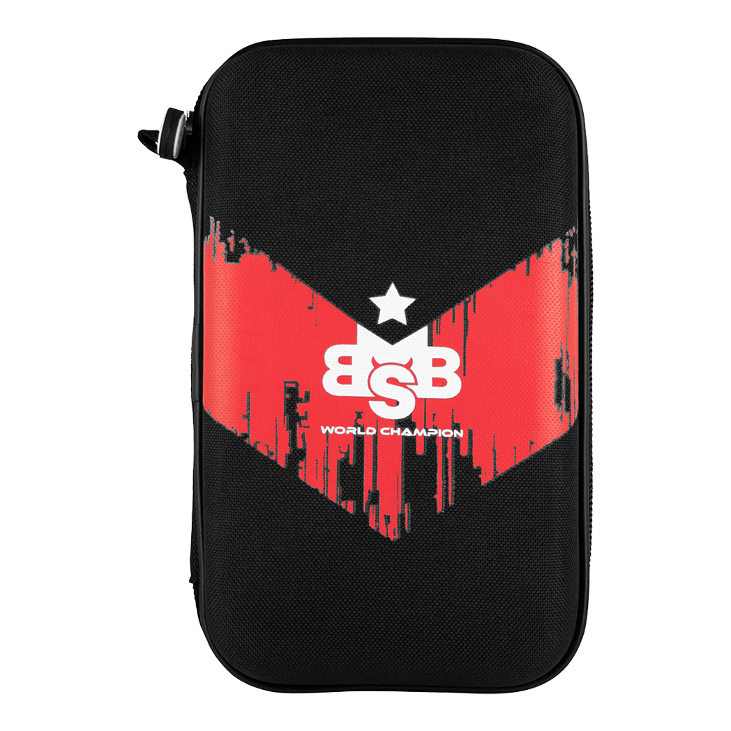 Shot Michael Smith Campione del Mondo Custodia per freccette tascabile - Vittoria Das Bild zeigt ein schwarzes Dart-Etui mit rotem V-Design und der Aufschrift „BSB World Champion“. Es ist das „Shot Michael Smith World Champion Pocket Dartcase - Victory“.