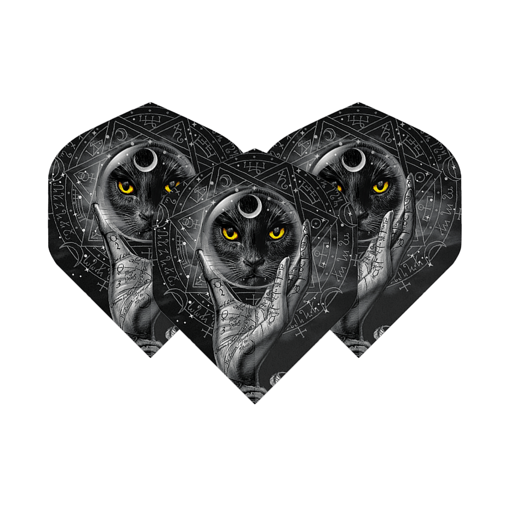 Alchemy Grimalkins Glass No2 Voli standard Dieses Bild zeigt drei Dartflights mit einem mystischen Design. Darauf ist ein schwarzer Kater mit gelben Augen und einer kristallhaltenden Hand vor einem magischen Hintergrund abgebildet.