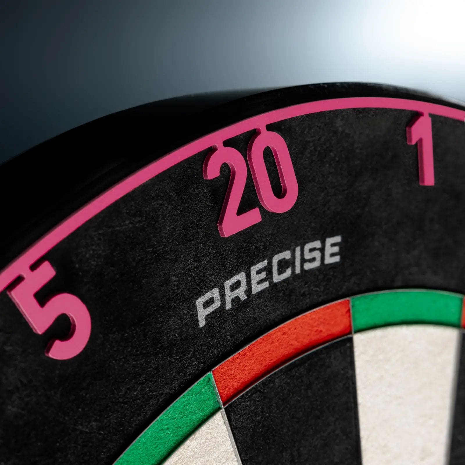 Abgebildet ist das Produkt mit dem Dateinamen ONE1013_Precise180_OnePiece_Lasercut_Zahlenring_CyberPink_2. Es wird ein weiteres Bild dieses Produkts gezeigt.