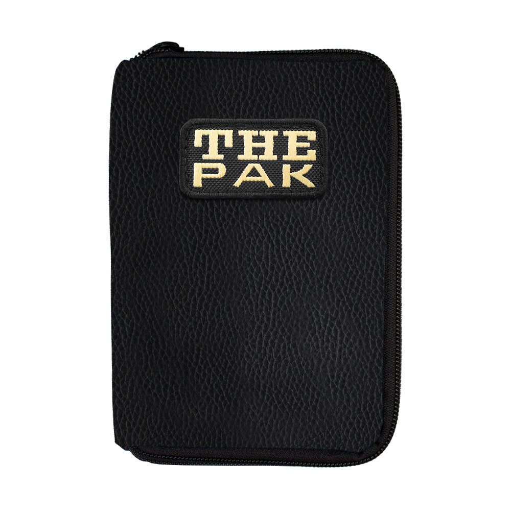 717TP_The_Pak_Leder_Edition_Darttasche_1 Die Abbildung zeigt die "The Pak Leder Edition Darttasche" in schwarzem Lederdesign. Auf der Vorderseite ist ein Aufnäher mit der Aufschrift "THE PAK" zu sehen.