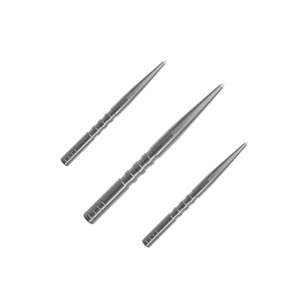 Das Bild zeigt drei silberne Dartspitzen, die nebeneinander angeordnet sind. Sie sind aus Metall und haben eine schlanke, spitz zulaufende Form.