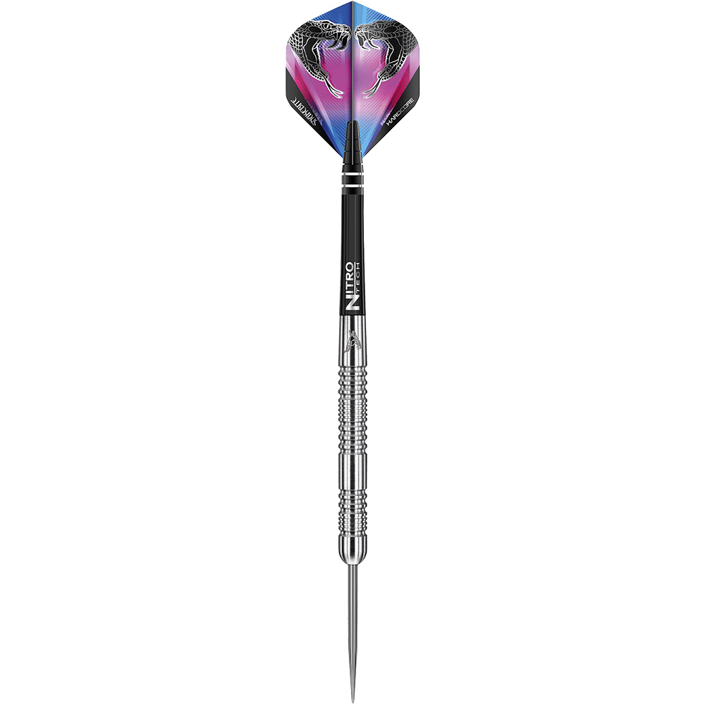 RD1677-RedDragon-Peter-Wright-Snakebite-Euro-11-Steeldarts-1 Das Bild zeigt einen Red Dragon Peter Wright Snakebite Euro 11 Steeldart. Der Dart hat eine silberne, präzise gearbeitete Spitze und einen Flight mit Schlangenmotiven in Blau und Pink.