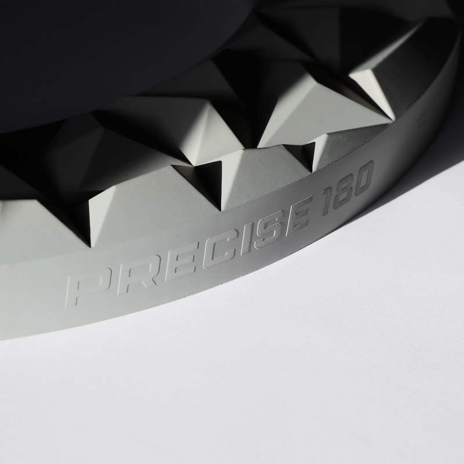 Bersaglio per freccette 3D Precise 180 Subterra - Grigio Nordico Abgebildet ist das Precise 180 3D Dartboard Surround Subterra in der Farbe Nordic Grey. Es dient als schützendes und dekoratives Element für Dartscheiben.