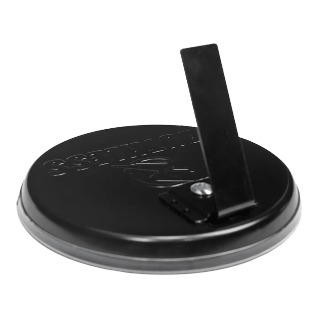 Set di freccette da tavolo Ruthless Mini Das Bild zeigt die Rückseite eines Produkts namens "Ruthless Mini Desktop Dartboard Set". Es ist eine runde schwarze Basis mit einem klappbaren Ständer.