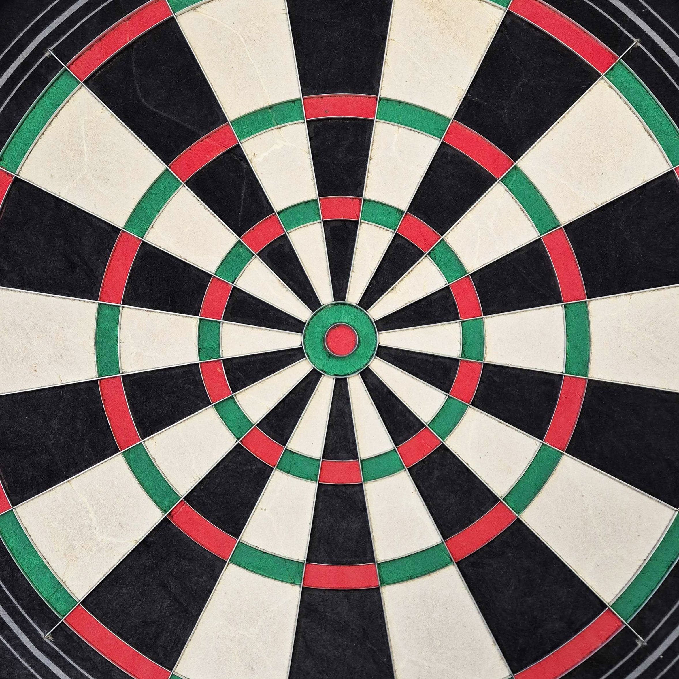 Bersaglio per freccette in acciaio Harrows Quadro 240 Das Bild zeigt eine Nahaufnahme des Harrows Quadro 240 Steeldartboards. Das Dartboard ist in verschiedene Abschnitte in den Farben Schwarz, Weiß, Rot und Grün unterteilt.