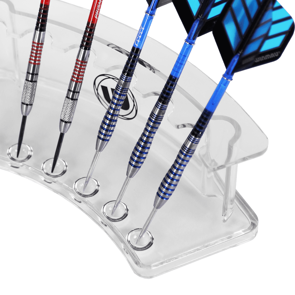 8435_Winmau_Wave_Dart_Display_Stand_3 Der Winmau Wave Dart Display Stand hält mehrere Darts ordentlich in einer transparenten Halterung. Die Darts sind sicher in einzelnen Aussparungen aufgestellt und gut sichtbar präsentiert.