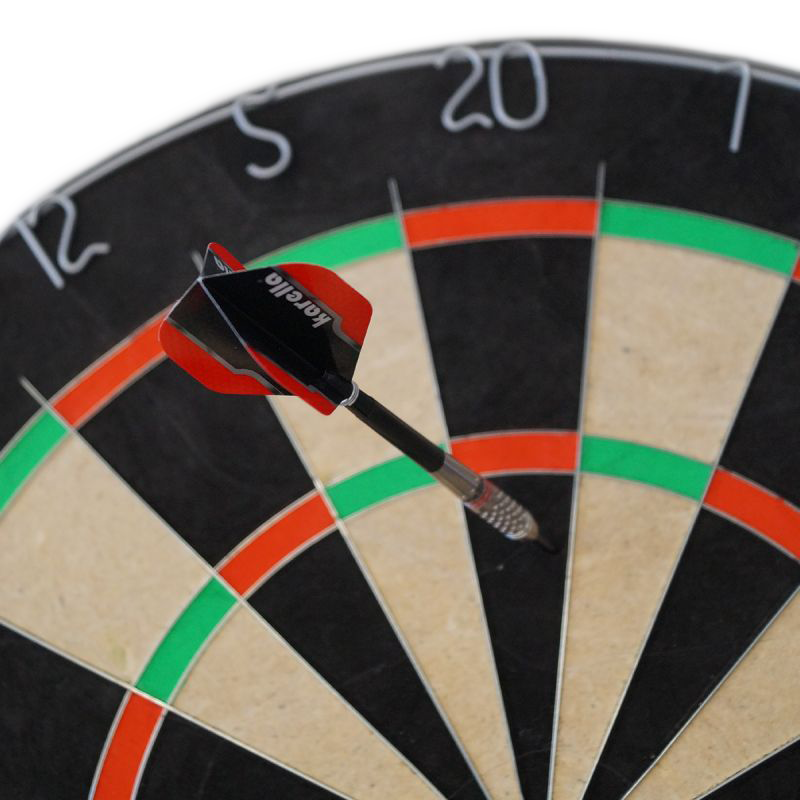 Set di freccette Karella BullOut con 2 set di freccette in acciaio Zu sehen ist das Karella Dartboard BullOut Set mit zwei Sätzen Steeldarts. Perfekt für Einsteiger und Fortgeschrittene.