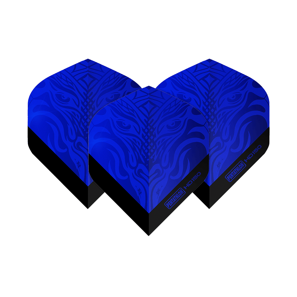 Voli standard Pentathlon HD150 blu metallizzato Das Bild zeigt drei blaue Dart-Flights mit einem metallischen Muster und der Aufschrift "Pentathlon HD150". Die Flights haben eine standardmäßige, robuste Form und glänzen in einem auffälligen Blau.
