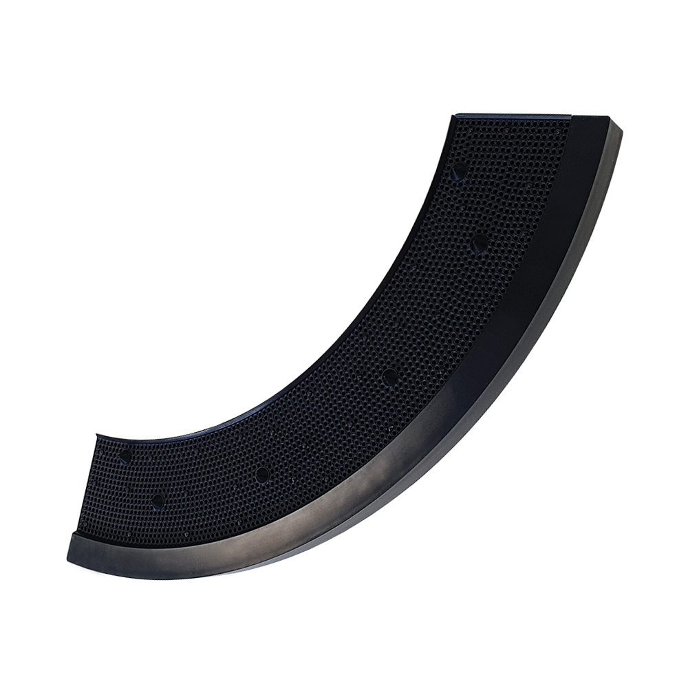 LW11_L-wen_Dart_Ersatzteil_Felge_1QIocfbF3TIQ18 Das Bild zeigt das Produkt "Löwen Dart Original Ersatzteil Felge". Es handelt sich um ein gebogenes, schwarzes Kunststoffteil für elektronische Dartboards.