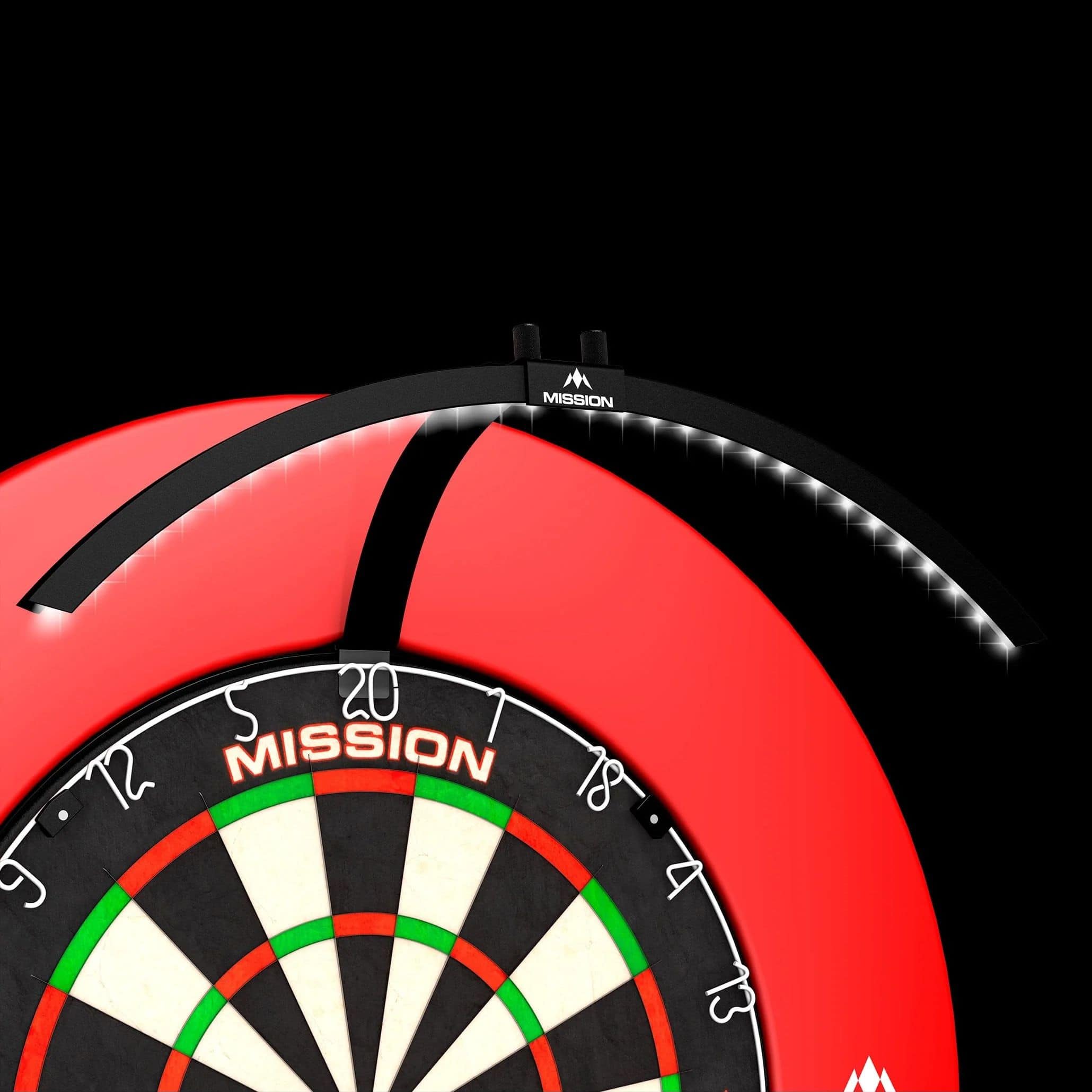 Illuminazione per bersaglio per freccette a LED pieghevole Mission Torus 100 Das Bild zeigt das Produkt "Mission Torus 100 Faltbare LED Dartboard Beleuchtung" über einem Dartboard. Die LED-Beleuchtung ist halbkreisförmig und sorgt für eine gleichmäßige Ausleuchtung der Dartscheibe.