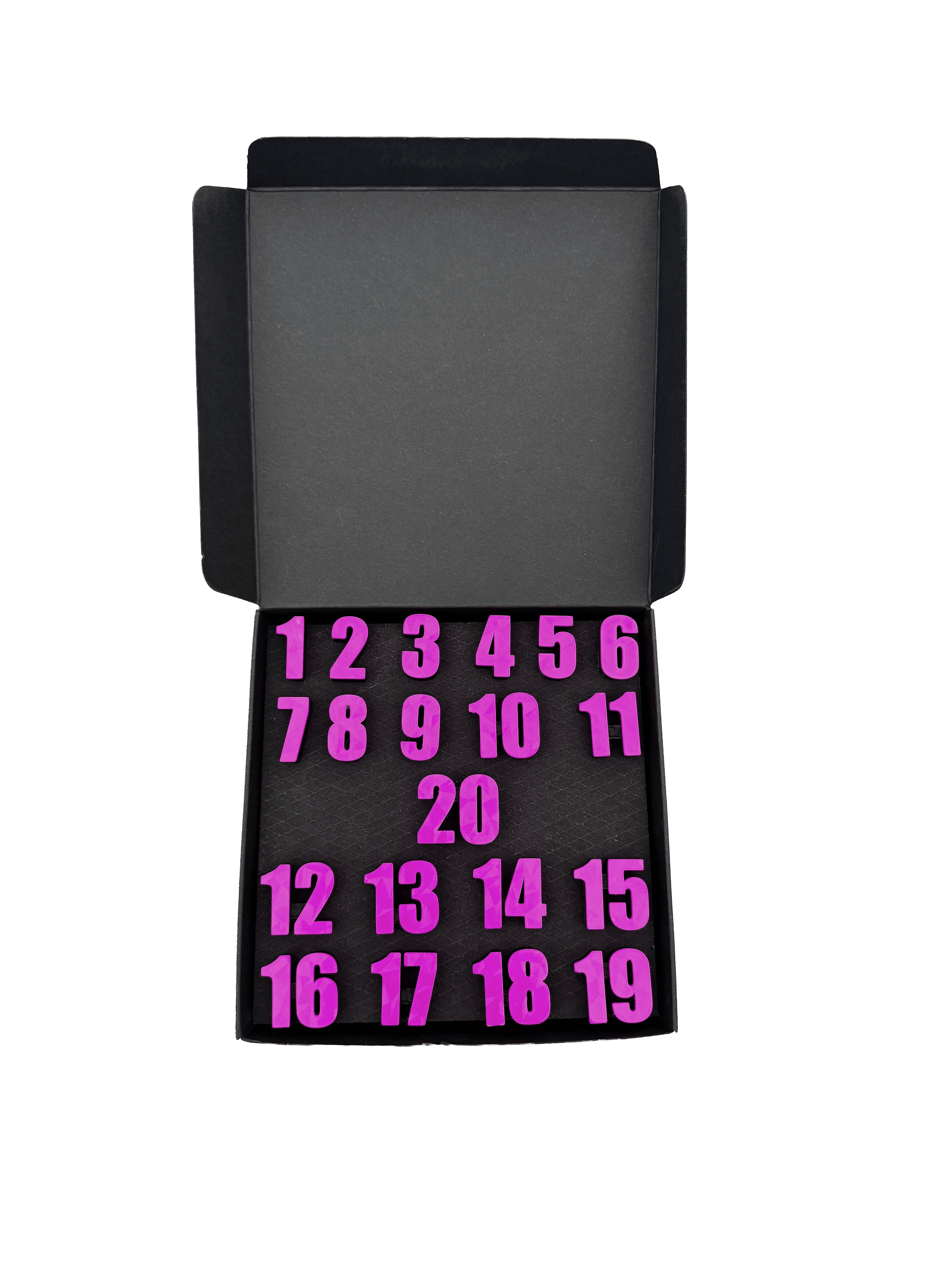 Anelli numerati per freccette McDart / Anello numerato classico Eine klassische lila Box ist abgebildet. Die Schachtel ist einfach gestaltet und hebt sich farblich hervor.