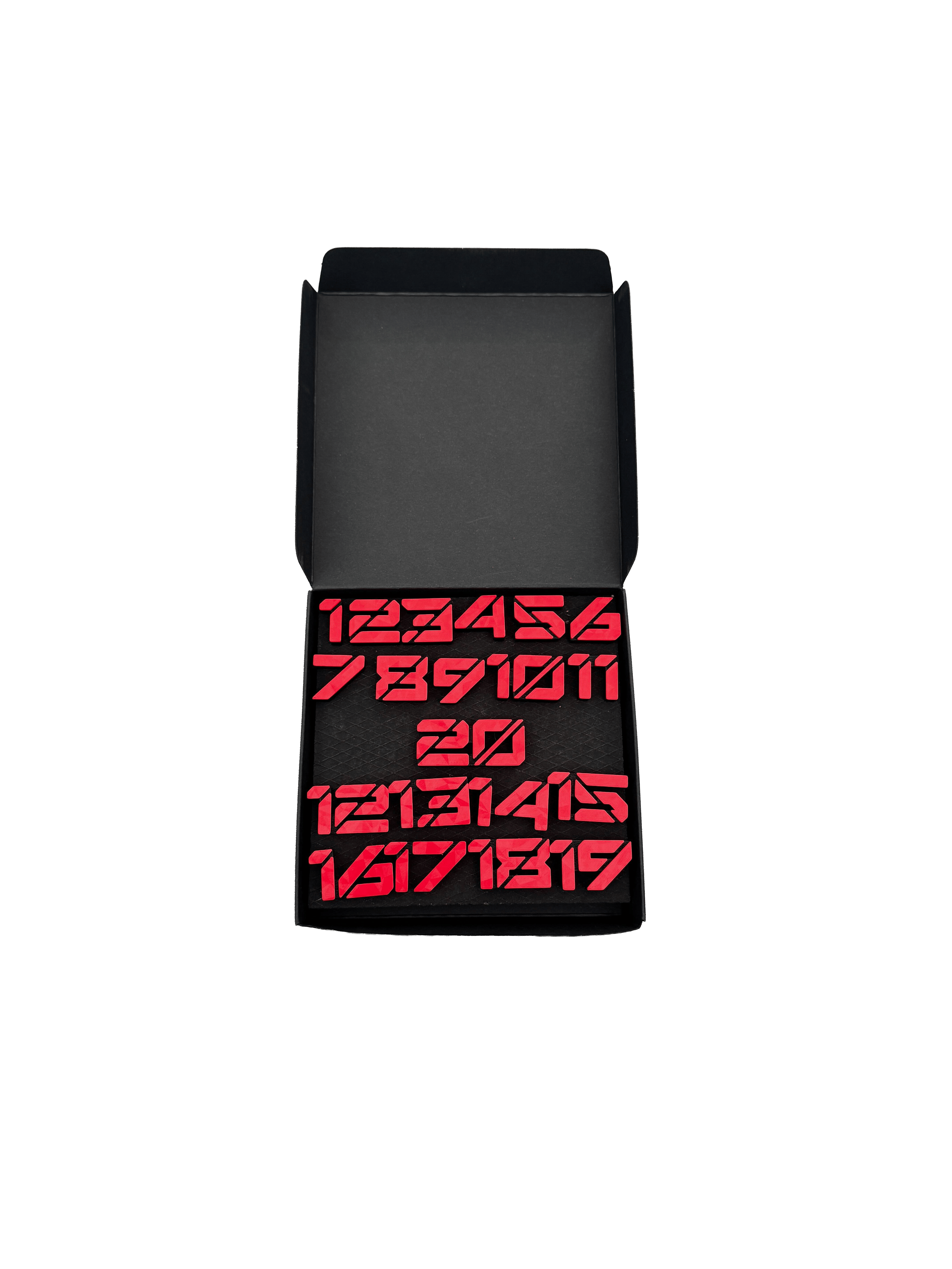 Anelli numerici per freccette McDart / Anello numerico Cyber Abgebildet ist eine Schachtel namens 'Cyber Rot Box'. Die Verpackung hebt die rote Farbgebung hervor.