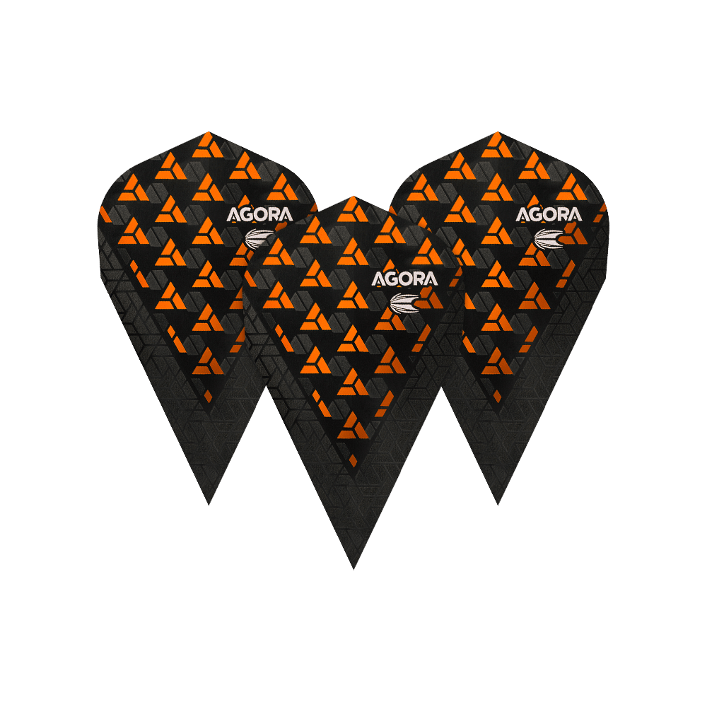TG73_332670_Target_Agora_Ghost_Orange_Vapor_Flights_1G3ijOzPIQ5xGX Das Bild zeigt drei schwarze Dart-Flights mit orangefarbenen, dreieckigen Mustern. Auf jedem Flight steht das Wort "AGORA" in weißer Schrift.
