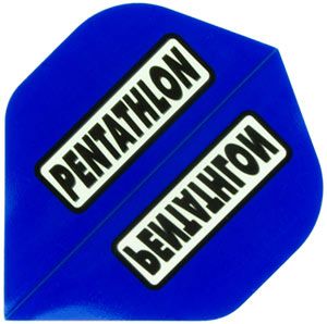 p9 Das Bild zeigt ein blaues Dartflight mit der Aufschrift "PENTATHLON" in Weiß und Schwarz. Es handelt sich um das Produkt "Pentathlon Flights P9".
