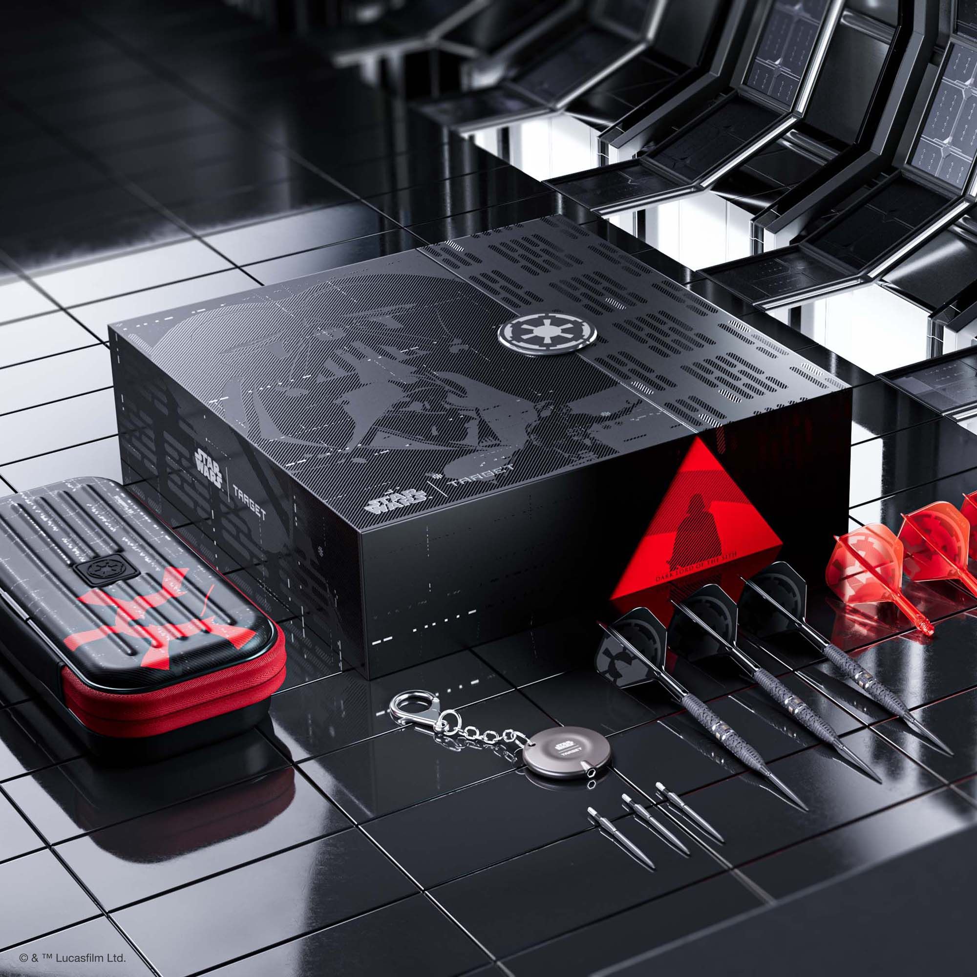 Target Star Wars Darth Vader 95 freccette in acciaio con punta svizzera Abgebildet sind die Target Star Wars Darth Vader 95 Swiss Point Steeldarts. Das Dart-Set ist von Darth Vader aus der Star Wars-Reihe inspiriert.